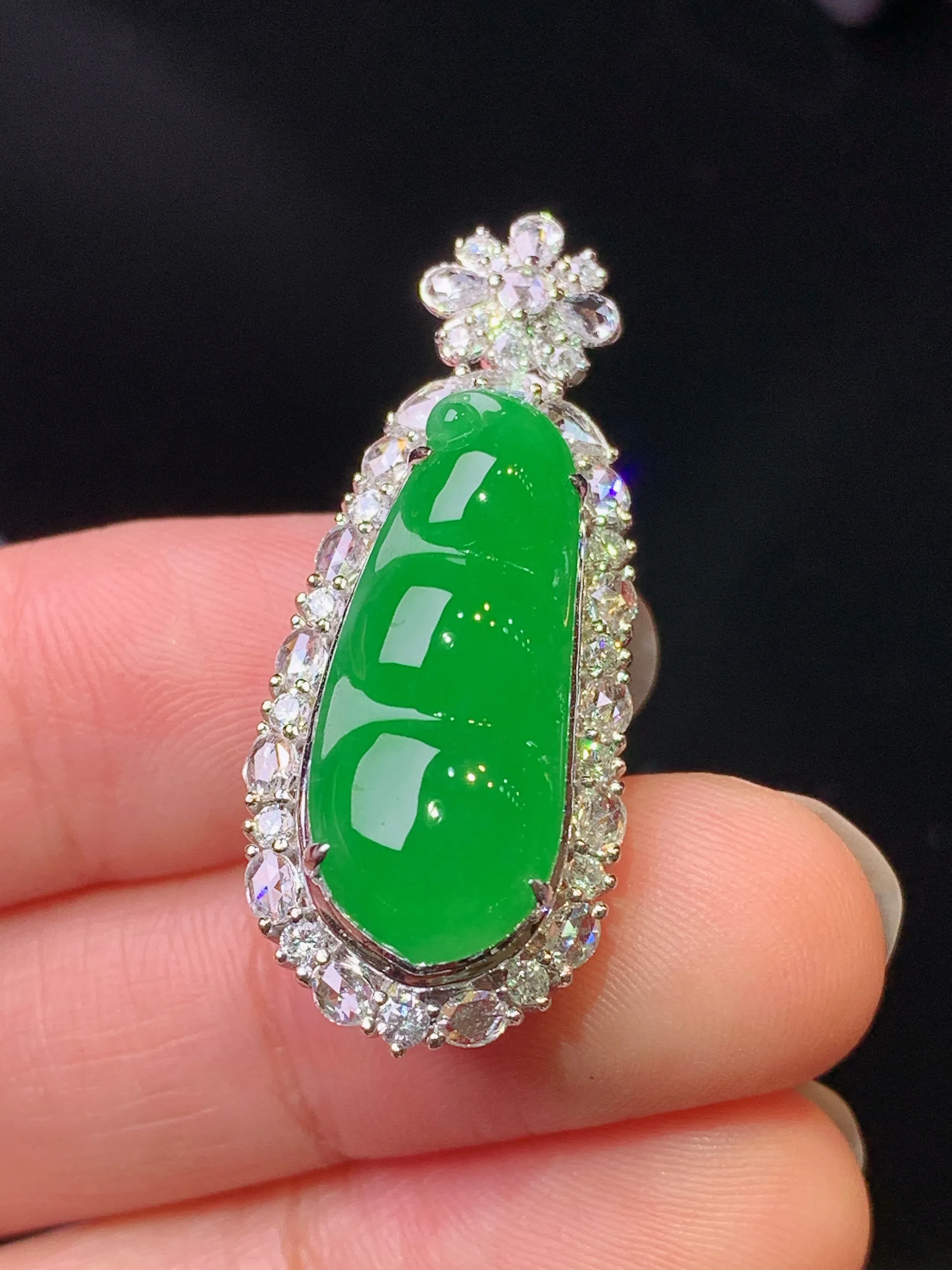 18k金钻镶嵌满绿四季豆吊坠 玉质细腻 色泽艳丽清新 整体尺寸35*14.3*11.8