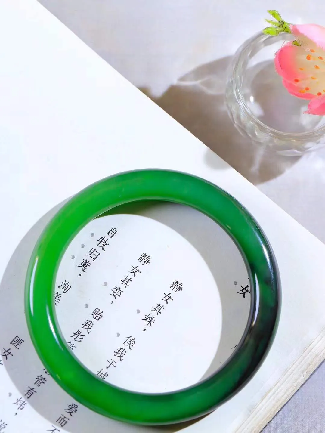 （一见倾心.手镯）

精品和田玉碧玉带皮圆条手镯，玉质温润细腻 油性十足 手感舒适，高华雅逸，线条流畅，简约大气，美自天成，素雅高贵。佩戴于腕间，婉约之美，举手投足间透出那低调奢华。重37.2克  尺寸55.5-8.6-9mm  5610836A