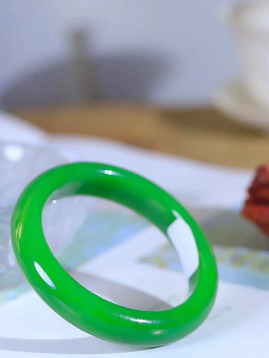 【腕间柔情.手镯】   

典藏级️和田玉碧玉手镯 玉质温润细腻 油性十足 古朴秀雅 轻抚岁月的栏杆软香温玉，腕间玉镯轻轻晃动，令人情动心间，撷一缕月末的芬芳，把心思铺陈，时光静美，惟有你最温柔。重54.6克   尺寸53.5-13-8.6mm  4614855A