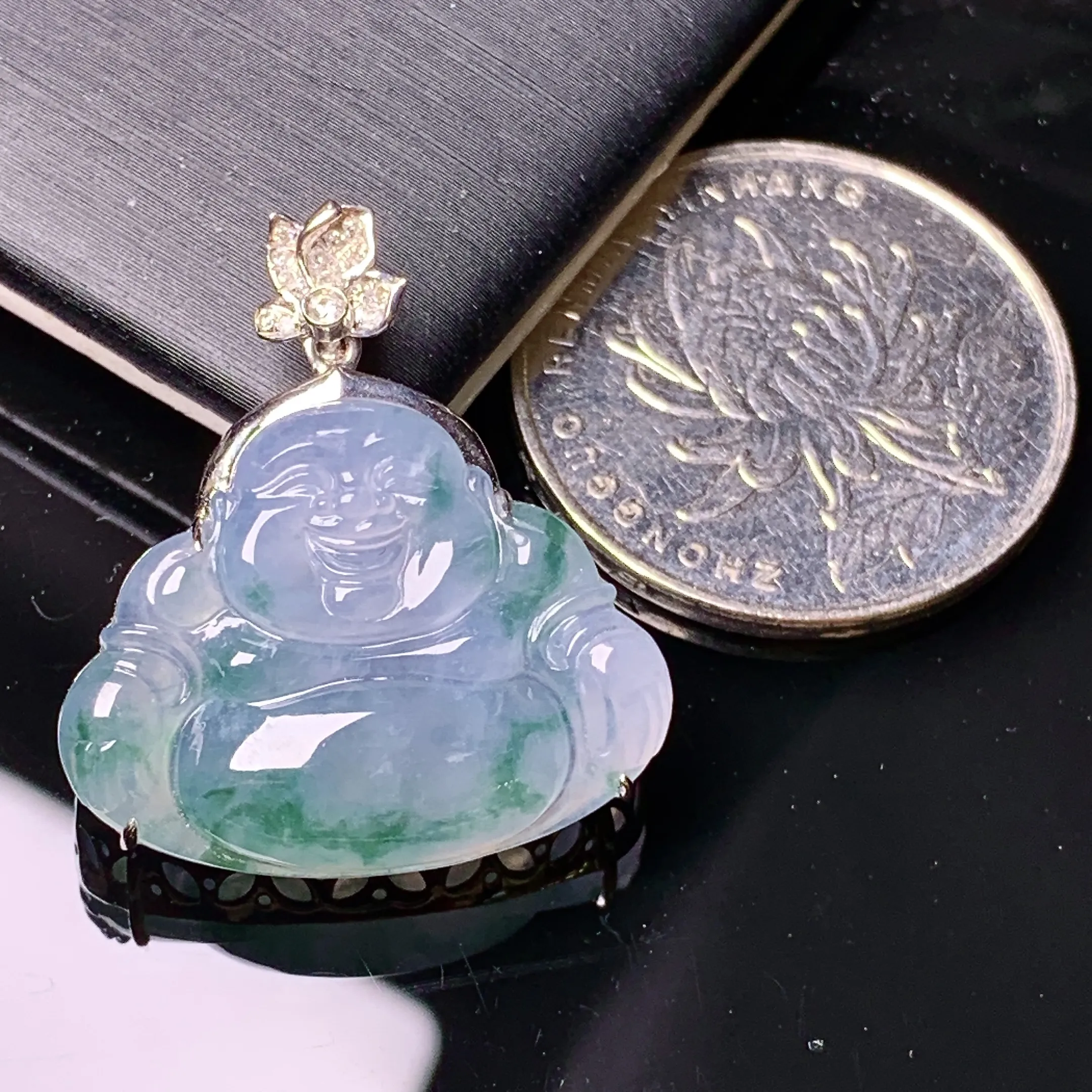 18k金钻镶嵌飘绿佛公吊坠 玉质细腻 色泽艳丽清新 整体尺寸25.6*24*7.2