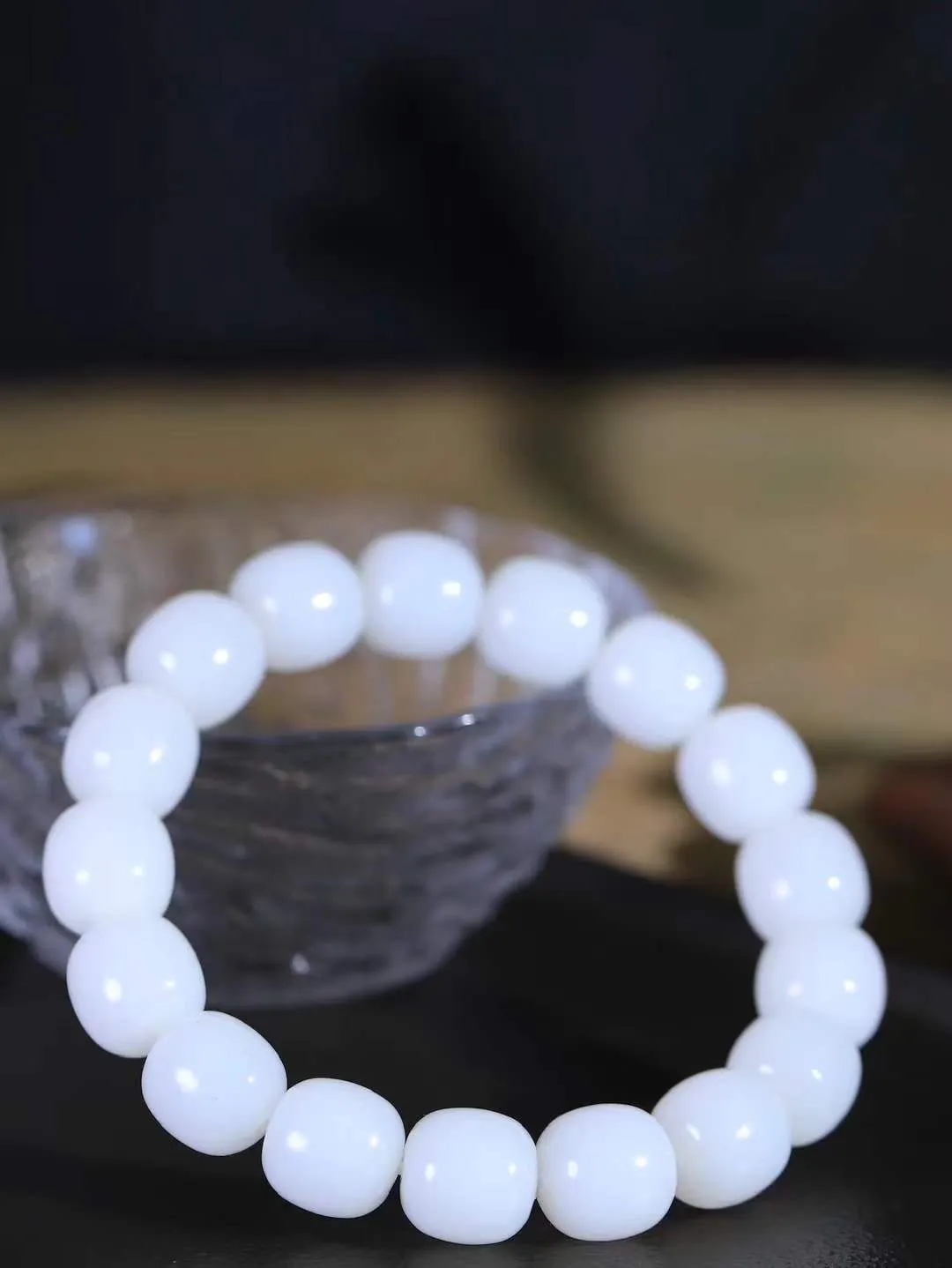 （老型珠.手串）

精品 和田玉白玉老型珠手串，玉质细腻油润 饱满光滑 质朴无华，悠远简单，人心境界远，百世修炼深，心灵常驻善意持，觉悟人生百世修。重54.3克    尺寸取一12.3-12.2mm    1010800A