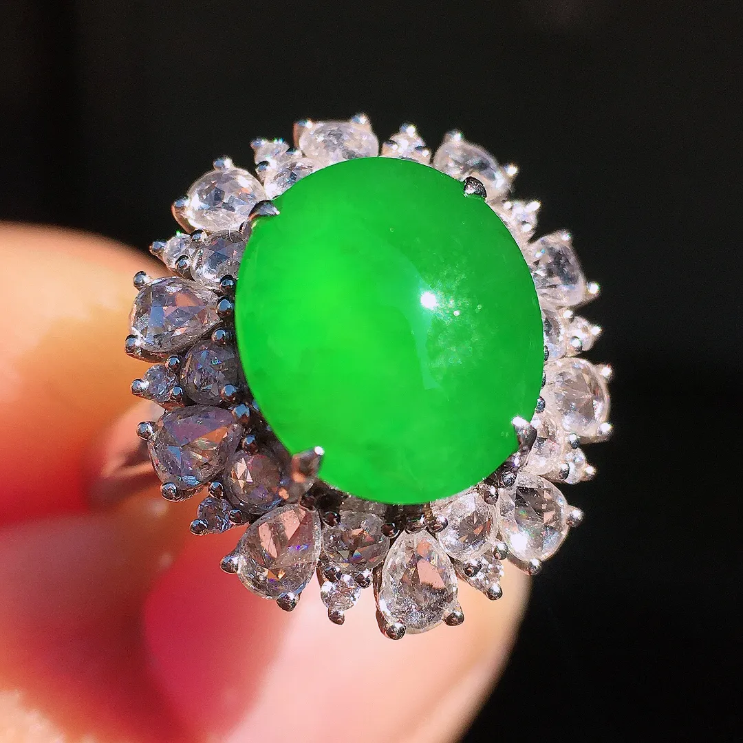 阳绿蛋面戒指，色泽均匀艳丽，玉质细腻，荧光感超
强，饱满圆润，尽显优雅气质，18k
金豪华镶嵌