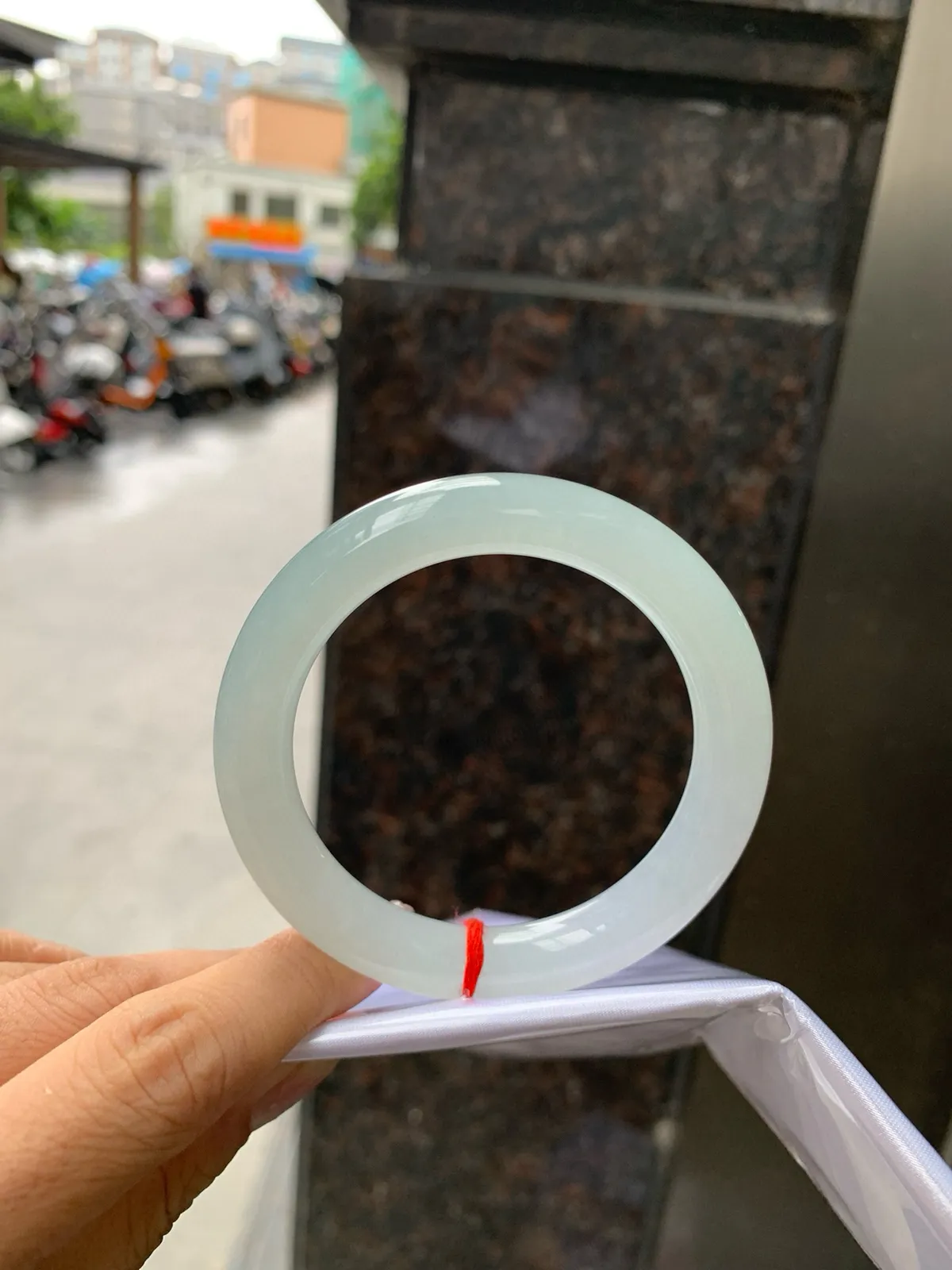 圆镯53.3圈口，翡翠冰种淡绿色手镯