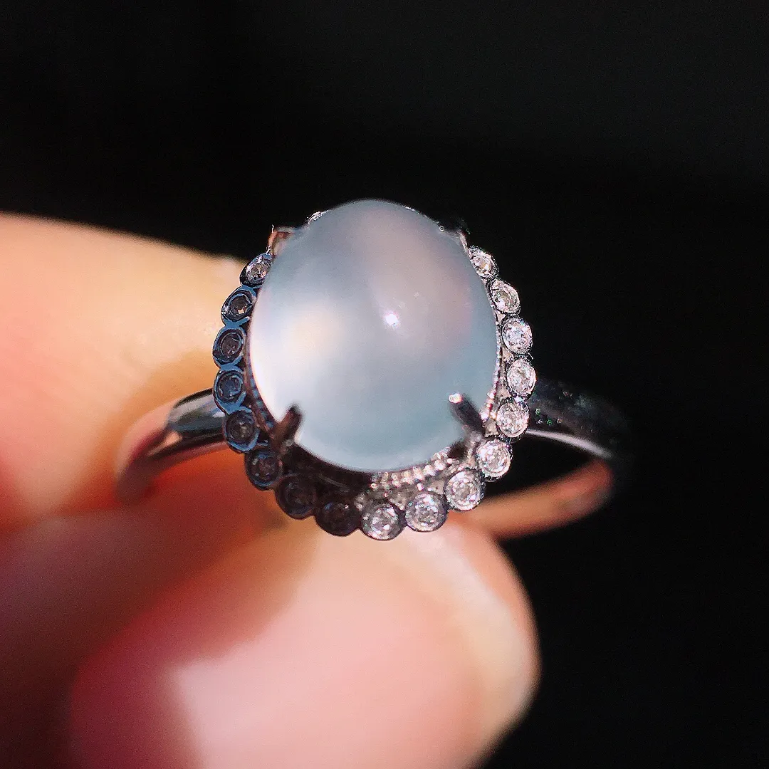 冰种蛋面戒指，玉质细腻，荧光感超
强，饱满圆润，尽显优雅气质，18k
金豪华镶嵌