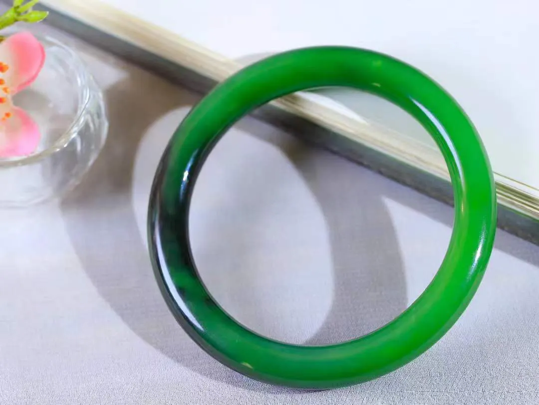 （一见倾心.手镯）

精品和田玉碧玉带皮圆条手镯，玉质温润细腻 油性十足 手感舒适，高华雅逸，线条流