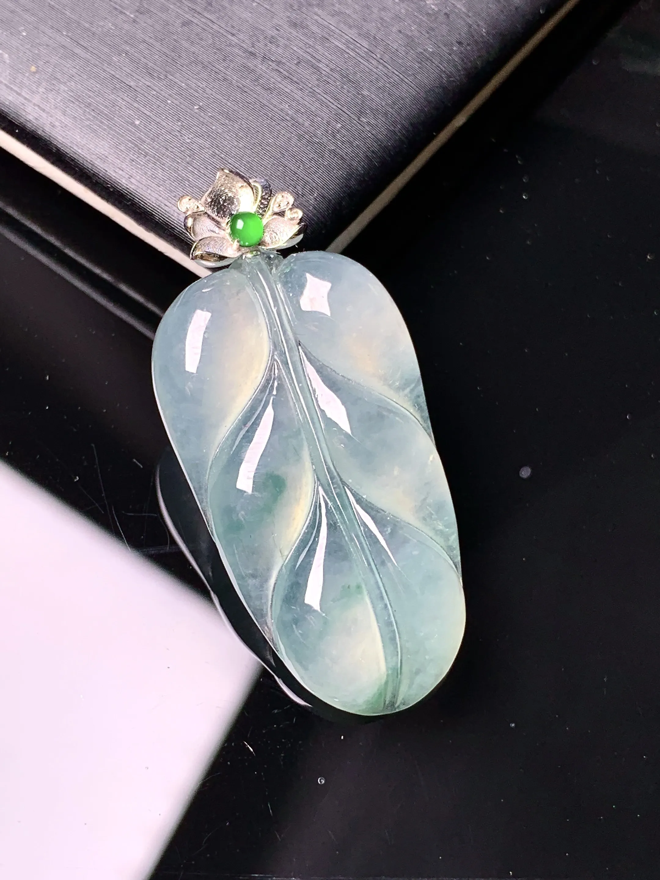18k金镶嵌冰种树叶吊坠 玉质细腻 色泽艳丽清新 整体尺寸36.6*17.2*5