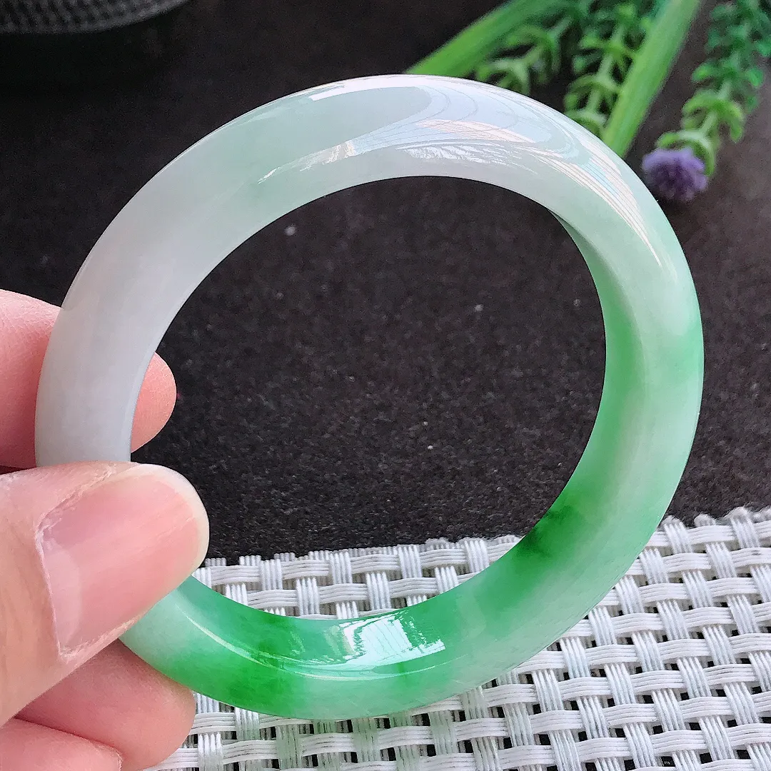 实拍A货翡翠52.5/11.3/8.3老坑精美冰润辣阳绿手镯宽边玉镯手环