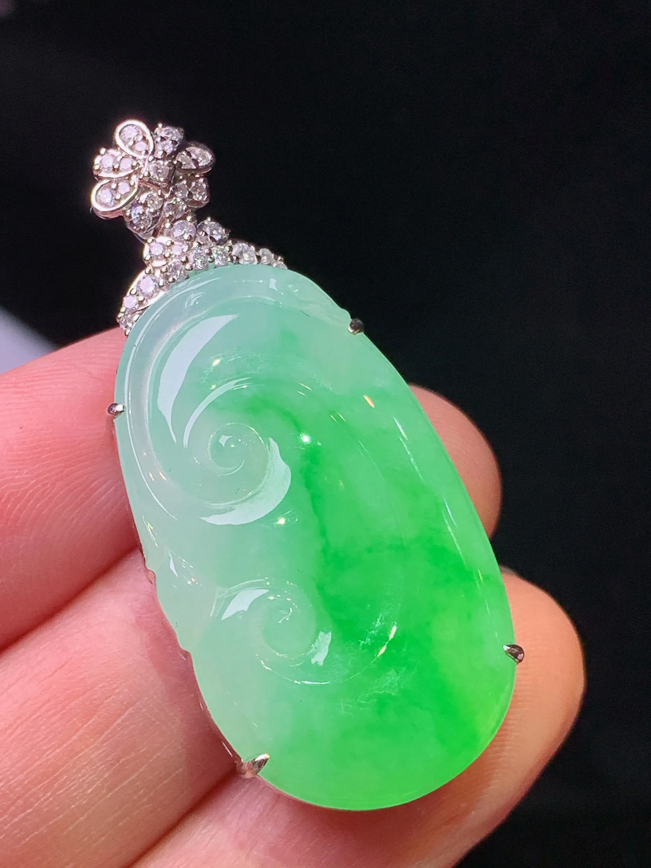 18k金钻镶嵌飘绿如意吊坠 玉质细腻 色泽艳丽清新 整体尺寸41.8*18.5*7.8