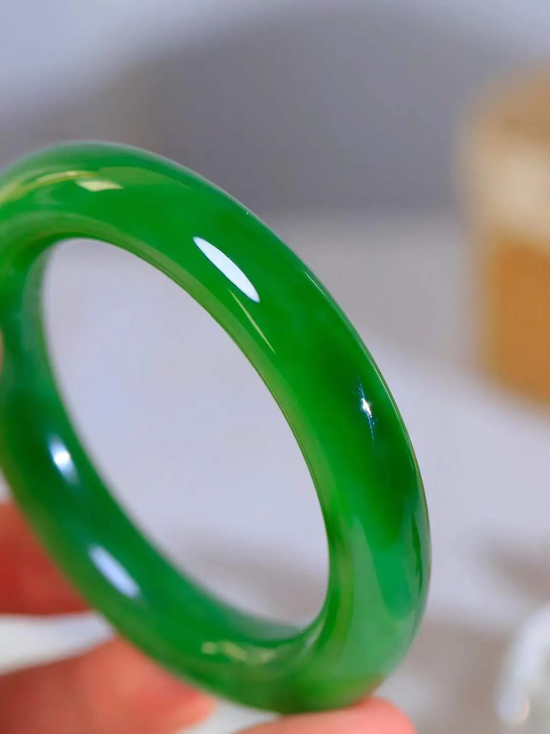 【柔情素语·手镯】

典藏级臻品️️和田玉碧玉圆条手镯，玉质细腻温润，手感舒适，️线条流畅，简约大气，美自天成，佩戴于腕间，婉约之美，举手投足间透出那份低调奢华，醉人心扉。重76.5克 内径圈口55.5mm  尺寸12.3-12.3mm   FDA-5516800