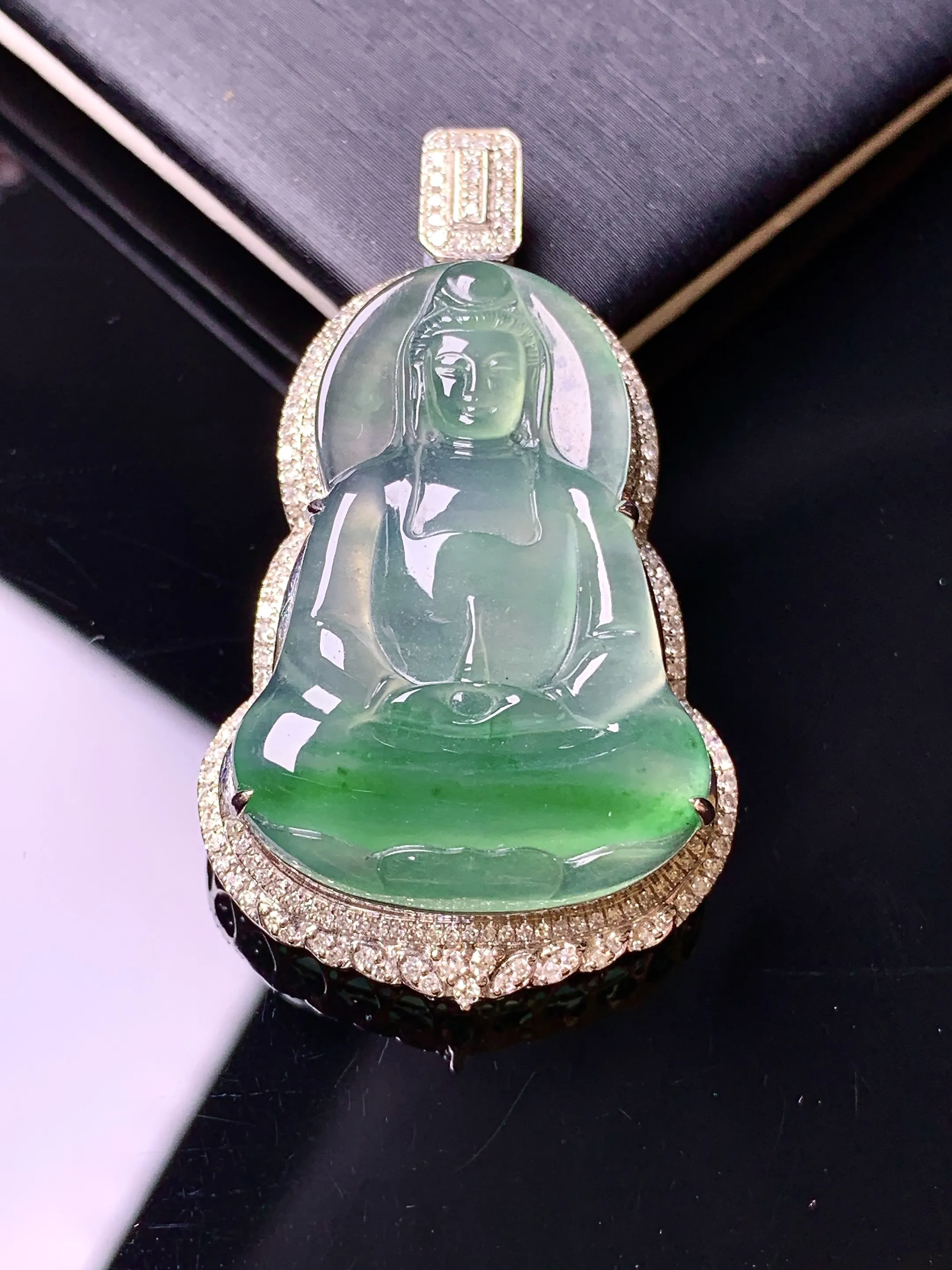 18k金钻镶嵌飘绿观音菩萨吊坠 玉质细腻 色泽艳丽清新 整体尺寸44*25*9.8
