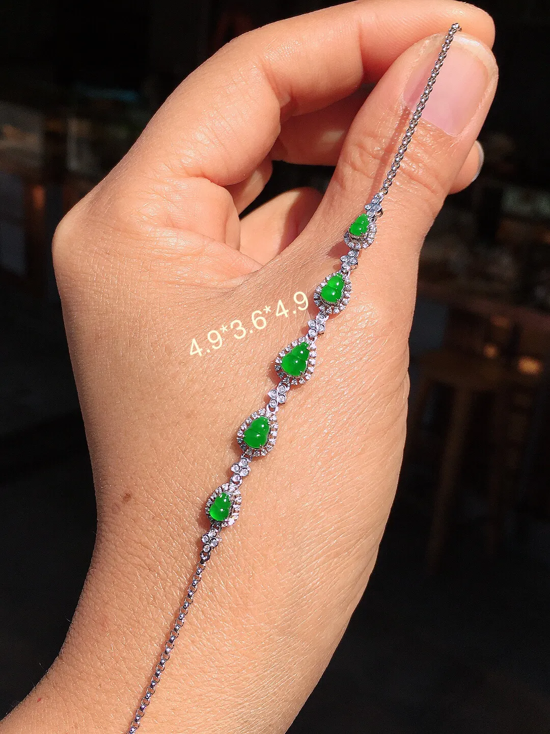 阳绿葫芦手链，色泽均匀艳丽，玉质细腻，荧光感超
强，饱满圆润，尽显优雅气质，18k
金豪华镶嵌