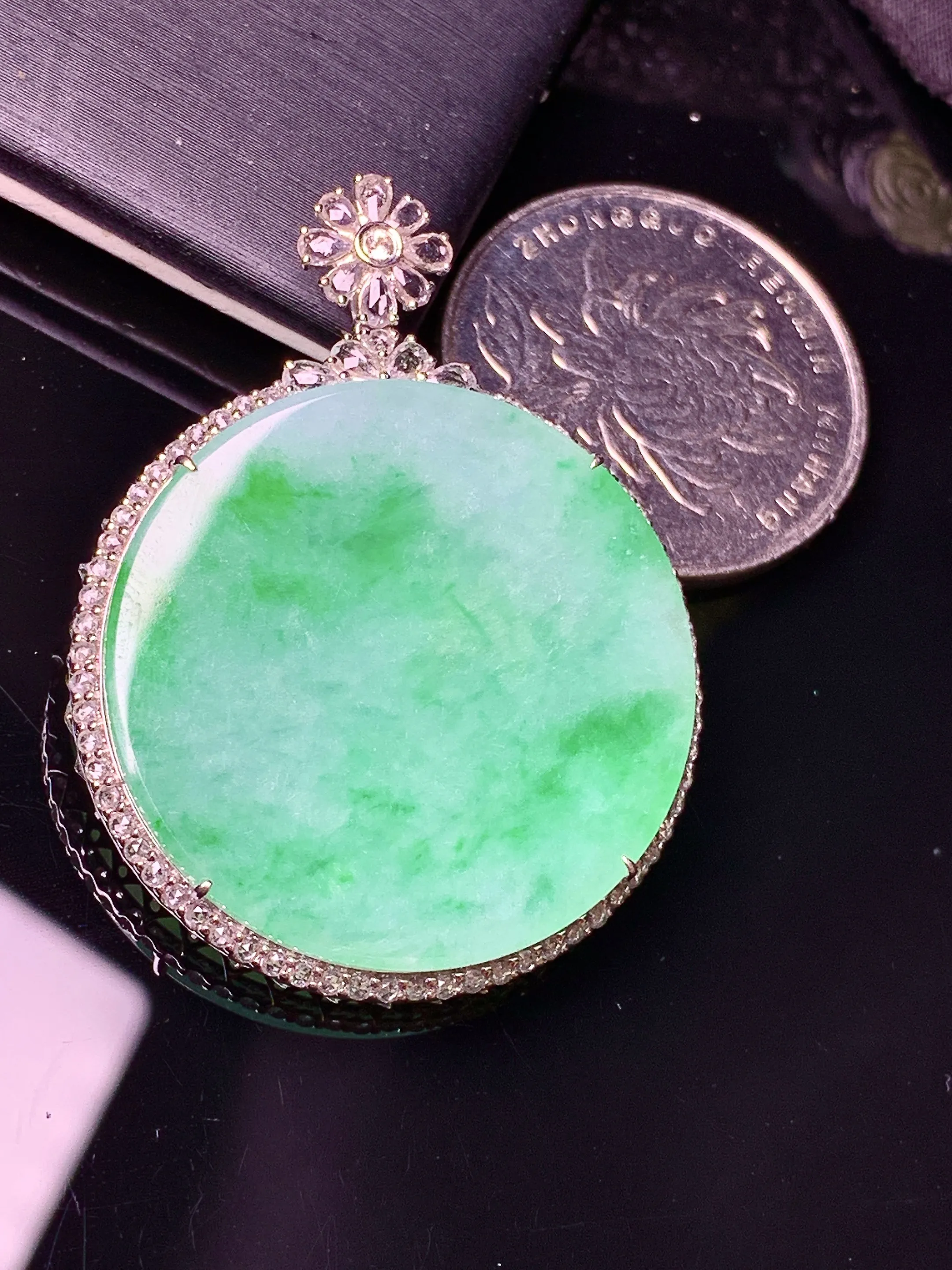 18k金钻镶嵌翠绿圆牌吊坠 玉质细腻 色泽艳丽清新 整体尺寸41.5*31.6*6