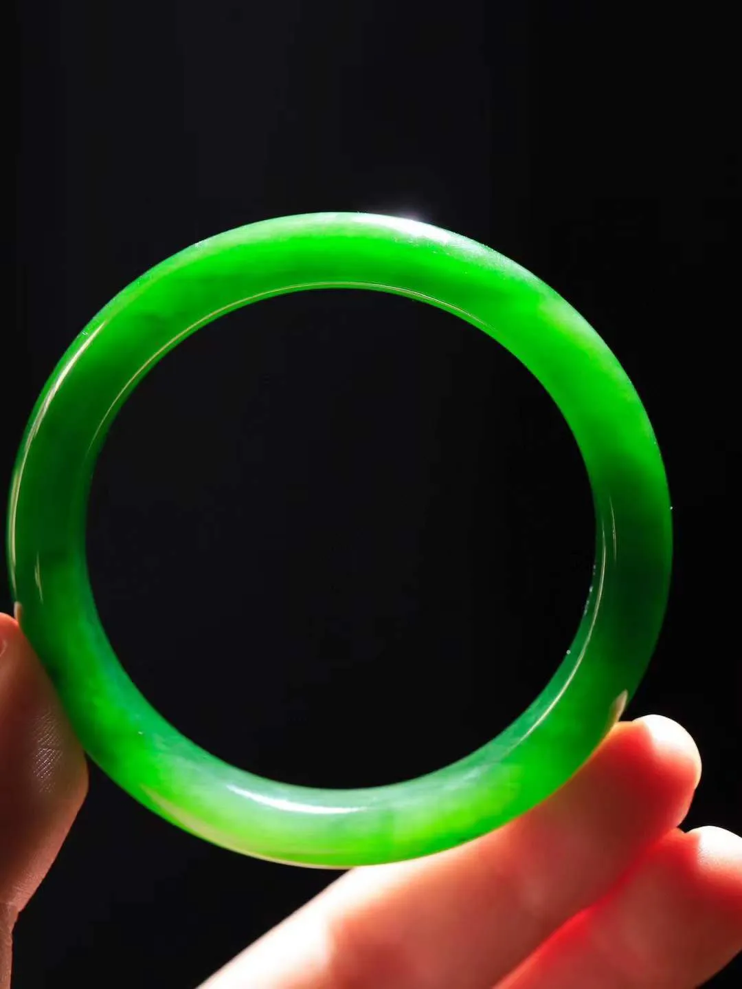 【花样年华·手镯】

精品和田玉碧玉手镯，质地油润细腻，色泽高贵典雅，镯型古朴典雅。在诗情画意的雨巷相遇，你是我腕间的一抹风情，有你眸有深情，清风荡漾湖间静水，我愿俯身低眉，在烟波涟漪处，寻你深情倩影。内径54.5mm尺寸12-8mm 重45.4克fDA-7812847