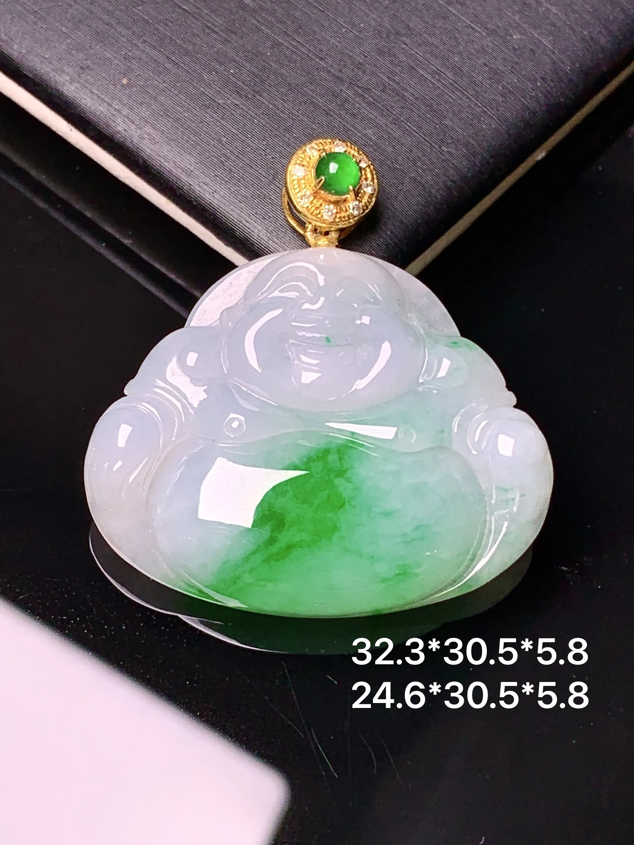 18k金钻镶嵌飘绿佛公吊坠 玉质细腻 色泽艳丽清新 整体尺寸32.3*30.5*5.8