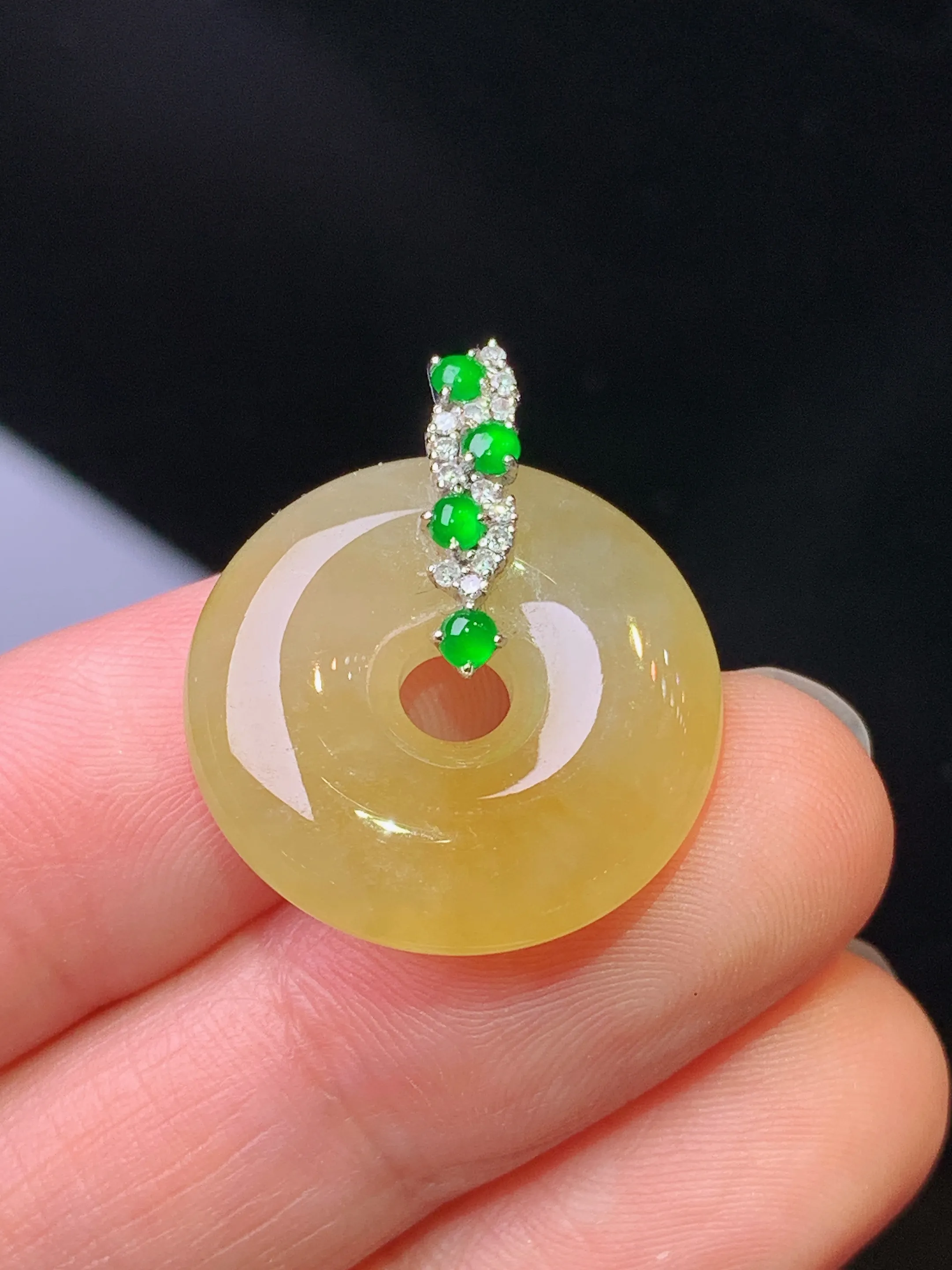 18k金钻镶嵌黄翡平安环吊坠 玉质细腻 色泽艳丽清新 整体尺寸24.5*20.5*5.5