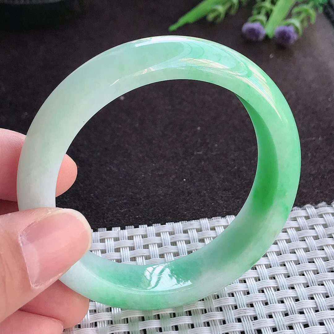 实拍A货翡翠54.8/14/8.5老坑精美温润飘绿手镯宽边玉镯手环