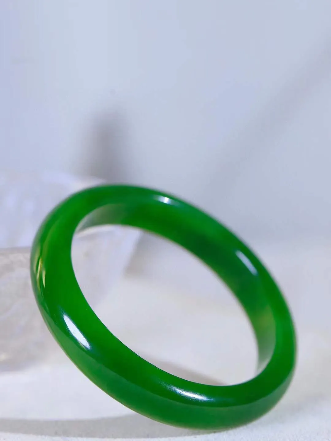 【碧波流转·手镯】

典藏级️和田玉碧玉手镯，玉质细腻温润，手感舒适，️线条流畅，简约大气，美自天成，佩戴于腕间，婉约之美，举手投足间透出那份低调奢华，醉人心扉。
重41.2克 内径圈口52mm尺寸11.8-7.5mm  FDA-1315808