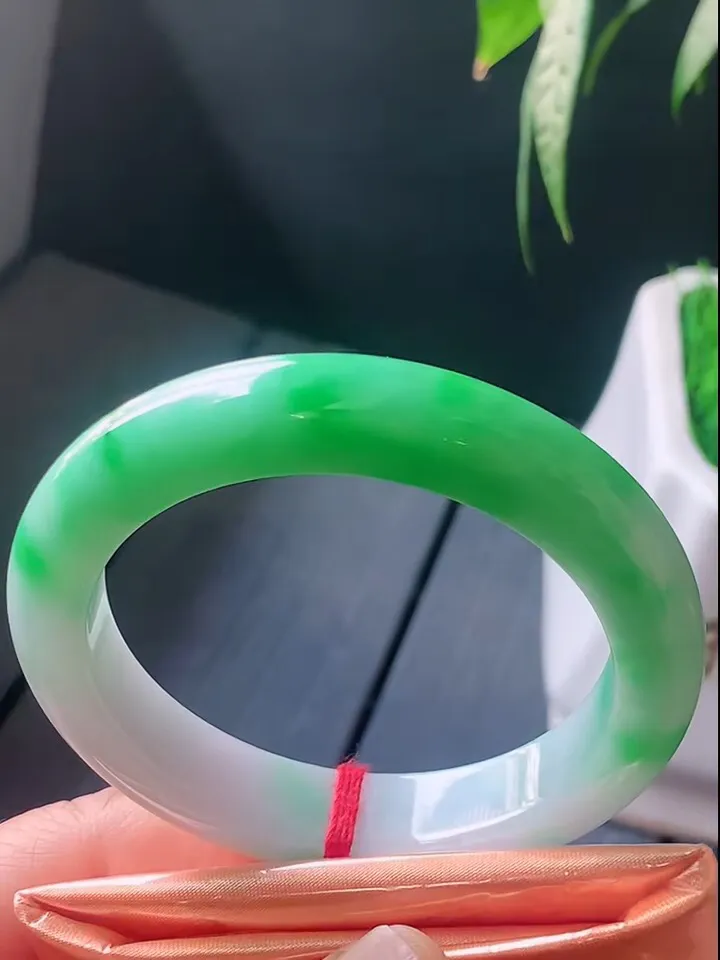 【翡翠名称】老种白底青阳绿53.6正圈口手镯
【翡翠尺寸】53.6/11.3/9.2mm适合52.6