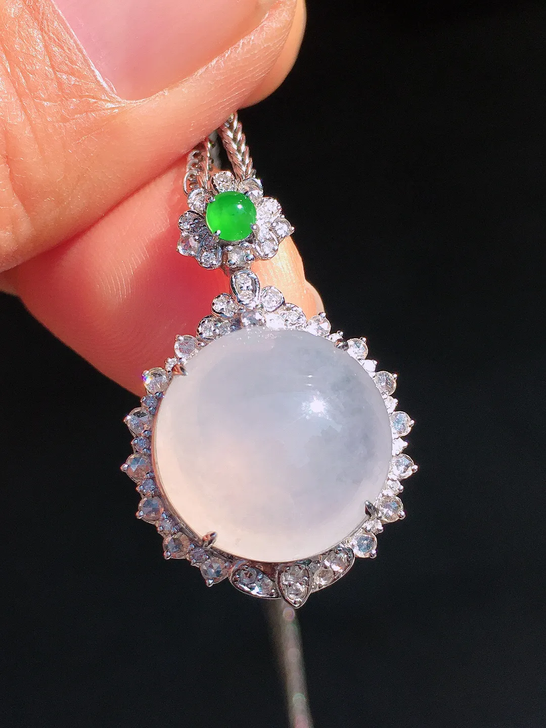 冰种蛋面吊坠，玉质细腻，荧光感超
强，饱满圆润，尽显优雅气质，18k
金豪华镶嵌