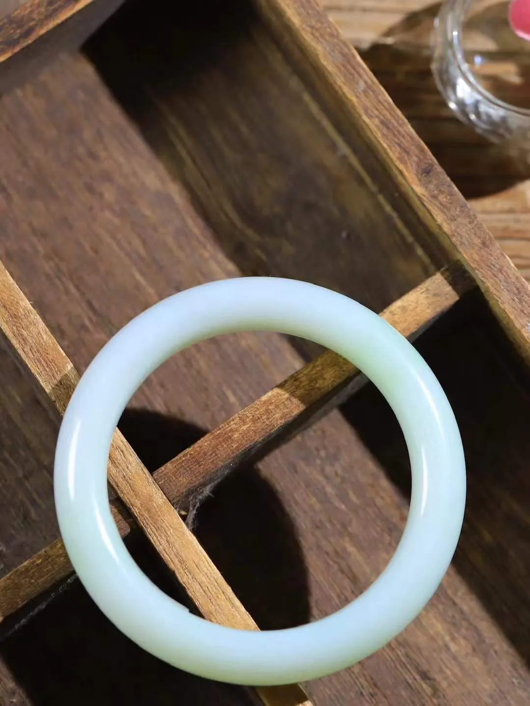 【一见钟情·手镯】

精品和田玉翠青手镯。镯型饱满，温润细腻，脂润沁香。️执一卷书，沏一盏茶，着一袭裙，戴一只镯。淡淡浅笺，素心若兰，静赏玉中诗画。悠悠岁月，芊手轻摘，盛满诗样芳华。重54克   内径圈口54mm 尺寸12.5-9.2mm  FDA-1516833