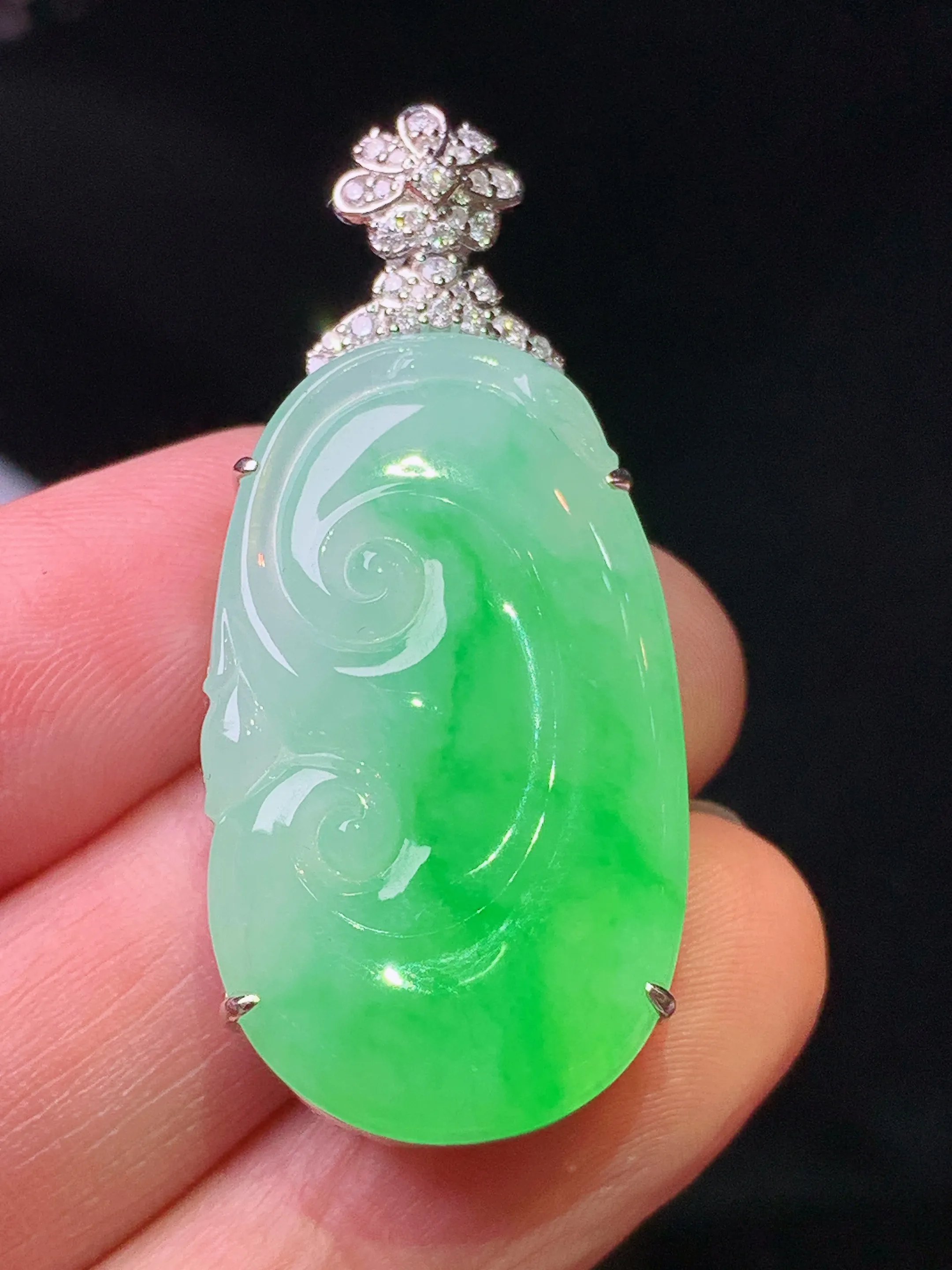 18k金钻镶嵌飘绿如意吊坠 玉质细腻 色泽艳丽清新 整体尺寸41.8*18.5*7.8