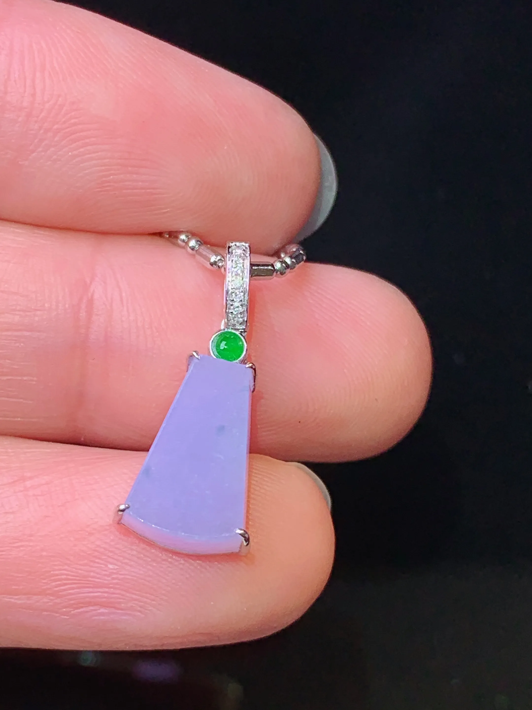 18k金钻镶嵌紫罗兰无事牌吊坠 玉质细腻 色泽艳丽清新 整体尺寸20*7.2*4.7