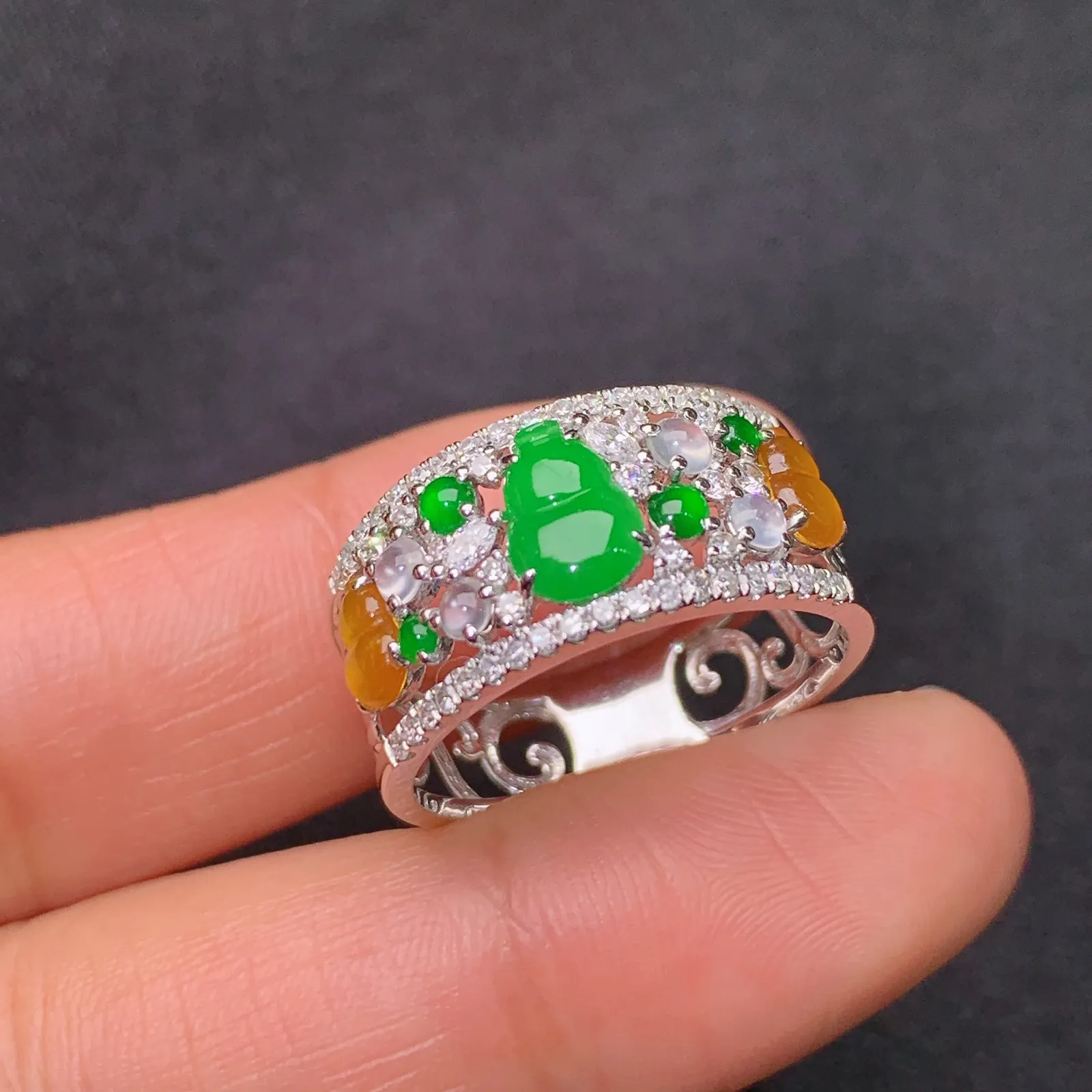 阳绿葫芦戒指 18k金镶嵌，款式新颖，冰润色阳，种水足，Of 圈口19 尺寸6.9*3.9*1