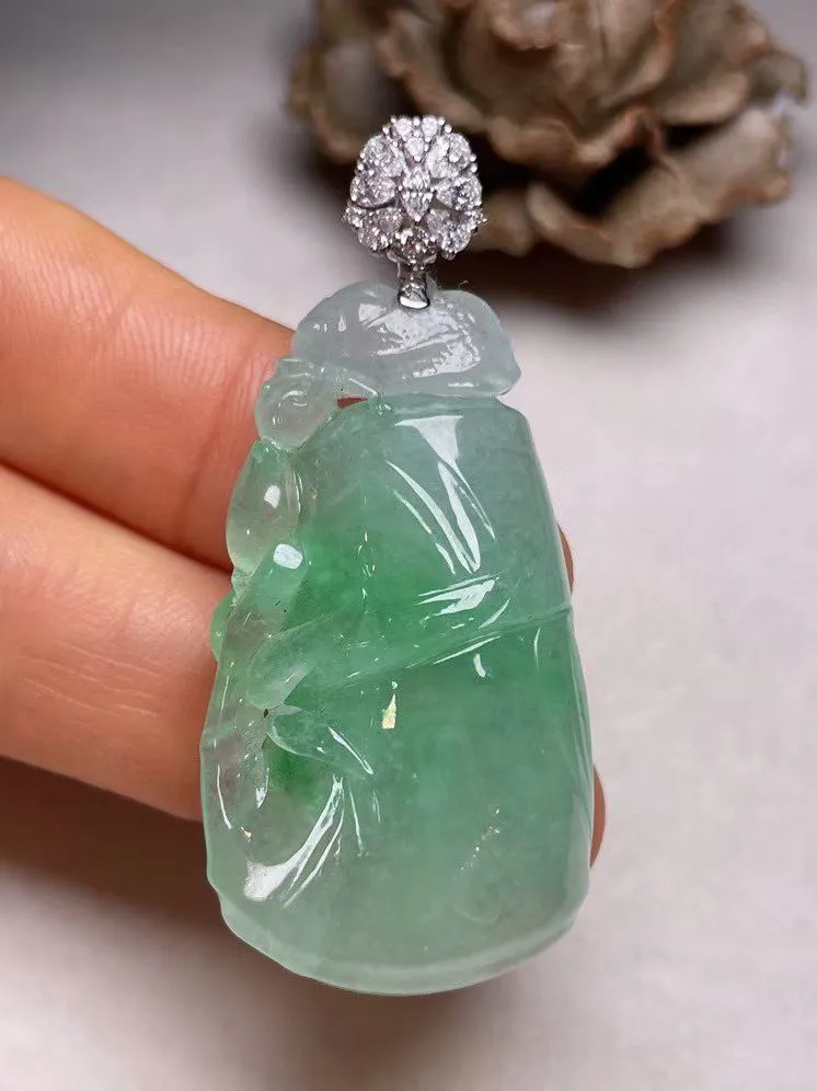 冰糯种飘绿节节高吊坠、真金真钻镶嵌，种水好，玉质细腻 .裸石尺寸 39.0*31.5