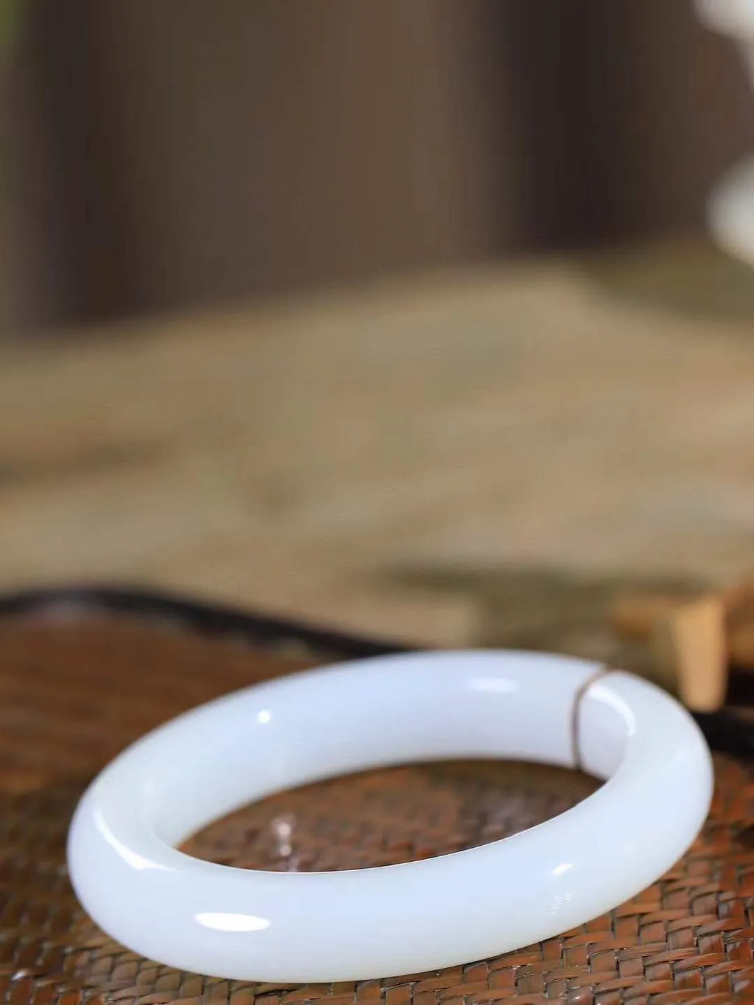 [温润如玉.手镯]

精品️和田玉白玉手镯。玉质温润细腻 油性十足 手感舒适，高华雅逸，线条流畅，