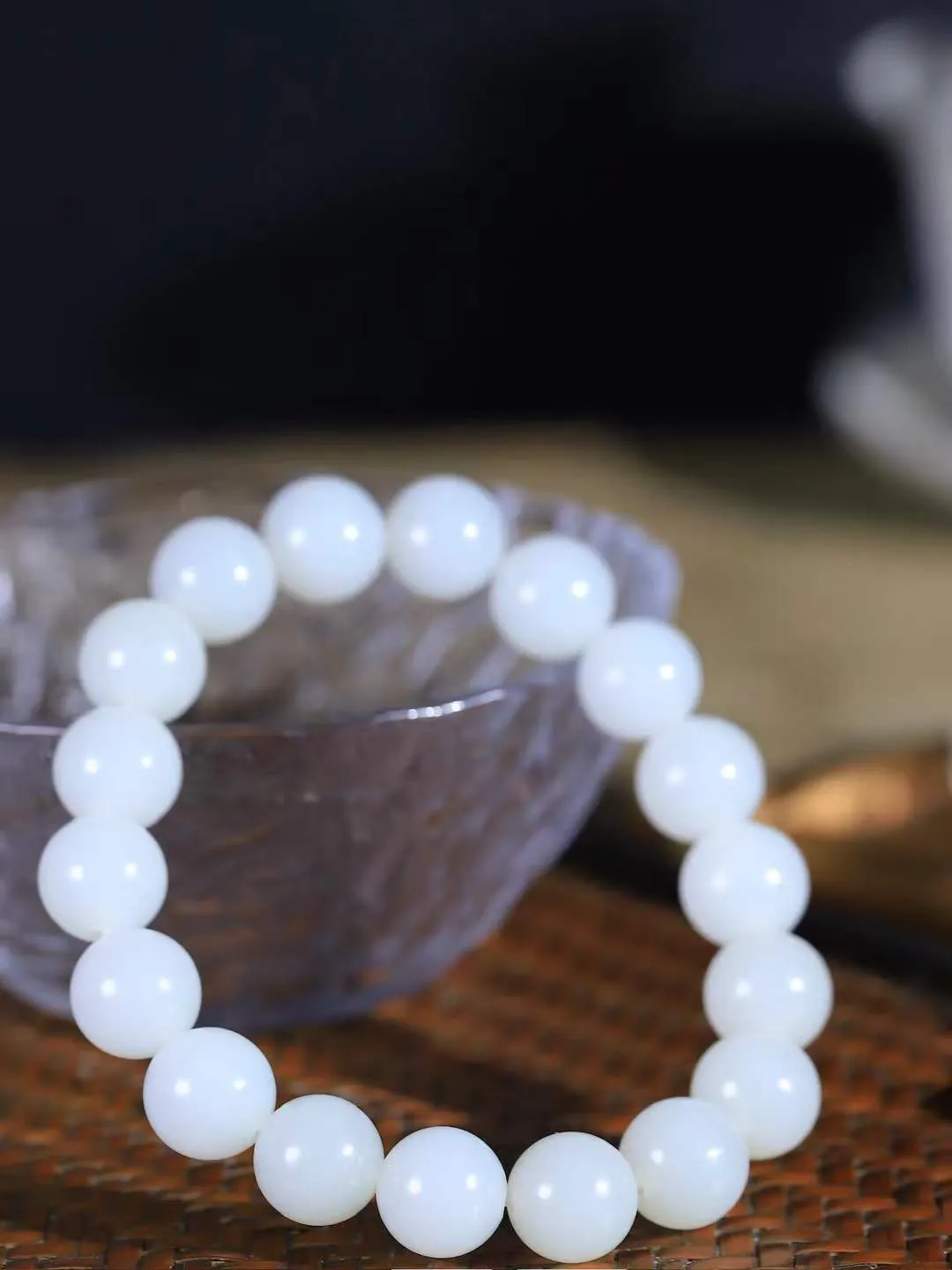 【珠圆玉润.手串】

精品和田玉白玉珠圆玉润手串 玉质温润细腻  整串打磨圆润，佩戴舒适。珠珠落玉盘，间关莺语花底滑，一生美好时光，无论身在何处，都有它相伴相守。事事顺遂，幸福美满，吉祥如意。重35克 尺寸取一11mm  FDA-2214333