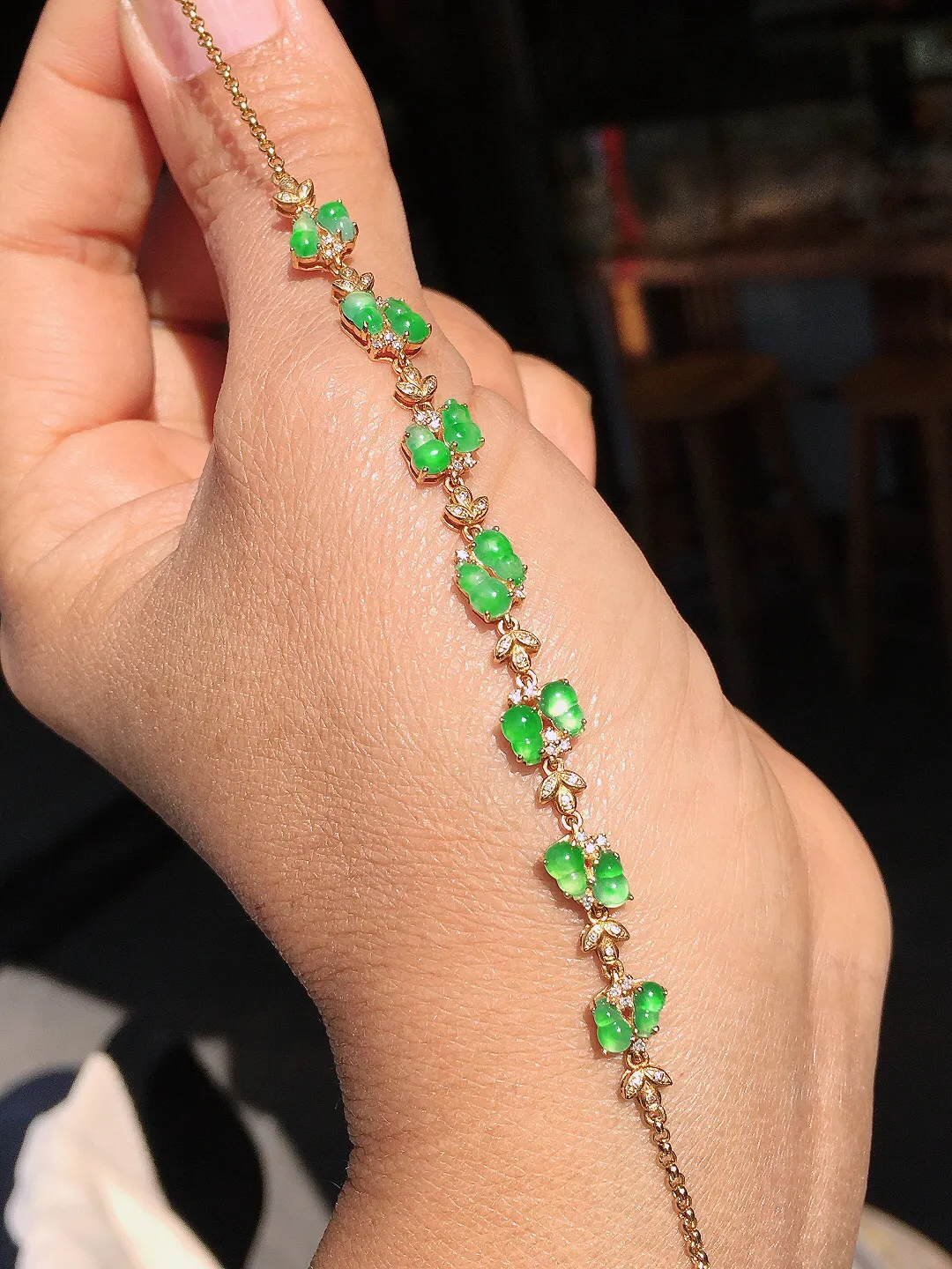 阳绿葫芦手链，色泽均匀艳丽，玉质细腻，荧光感超
强，饱满圆润，尽显优雅气质，18k
金豪华镶嵌