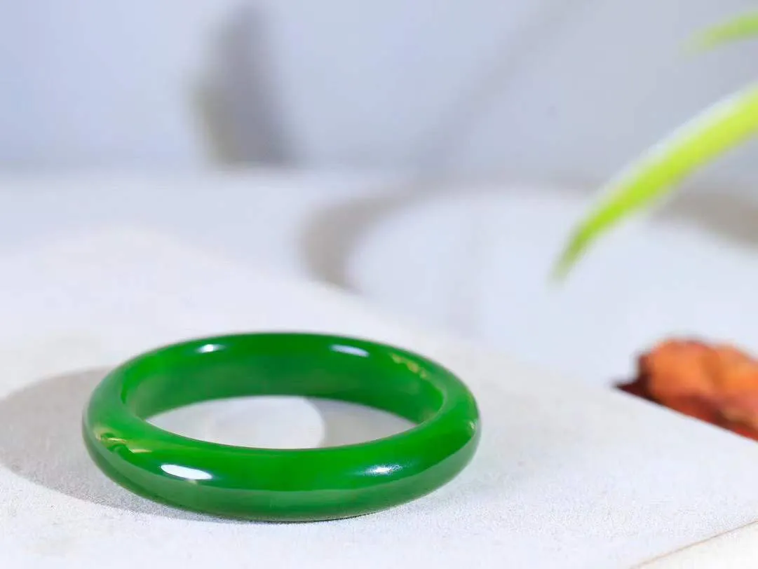 【碧波流转·手镯】

典藏级️和田玉碧玉手镯，玉质细腻温润，手感舒适，️线条流畅，简约大气，美自天成，佩戴于腕间，婉约之美，举手投足间透出那份低调奢华，醉人心扉。
重41.2克 内径圈口52mm尺寸11.8-7.5mm  FDA-1315808