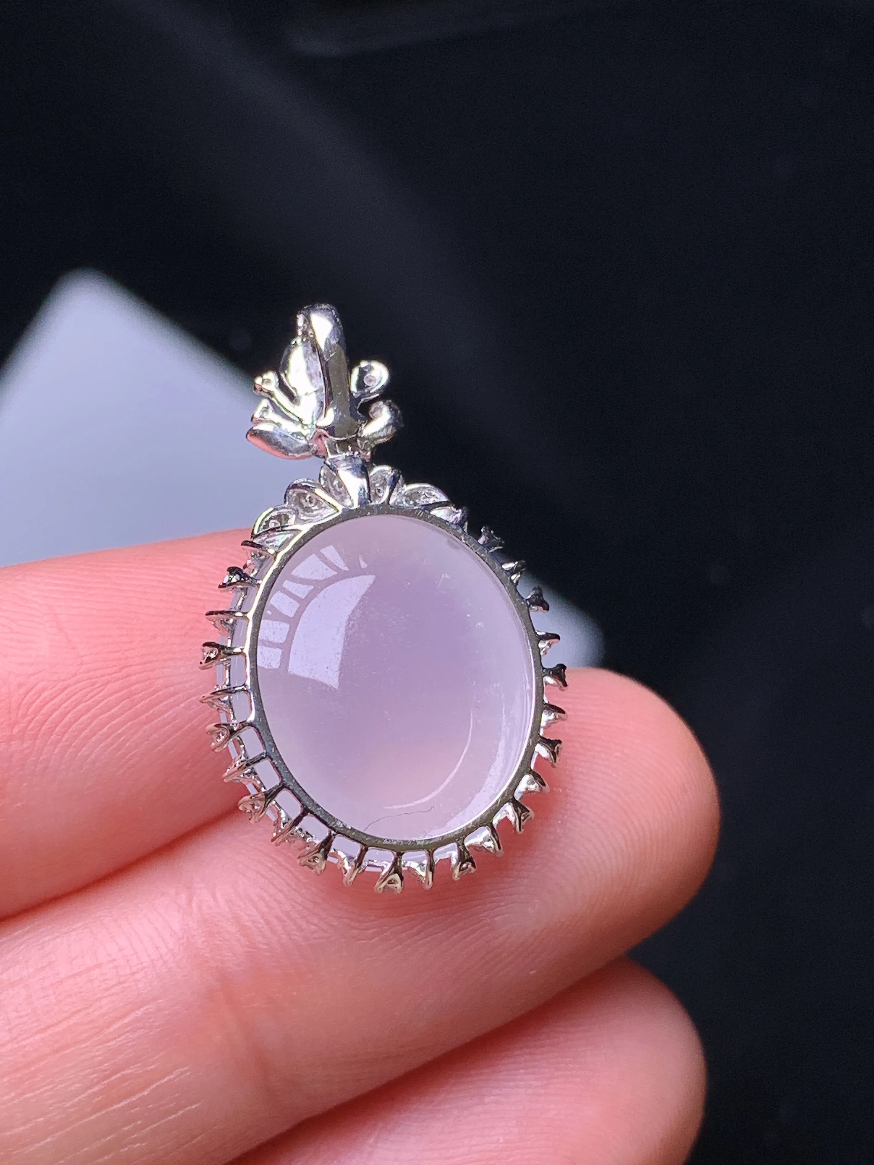 18k金钻镶嵌冰种蛋面吊坠 玉质细腻 色泽艳丽清新 整体尺寸25.7*16*8