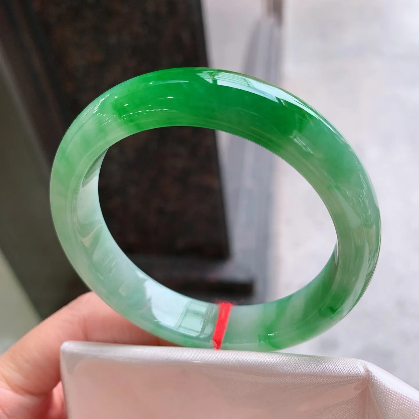 正圈飘绿 无瑕 尺寸：57/12.9/8.4  色辣