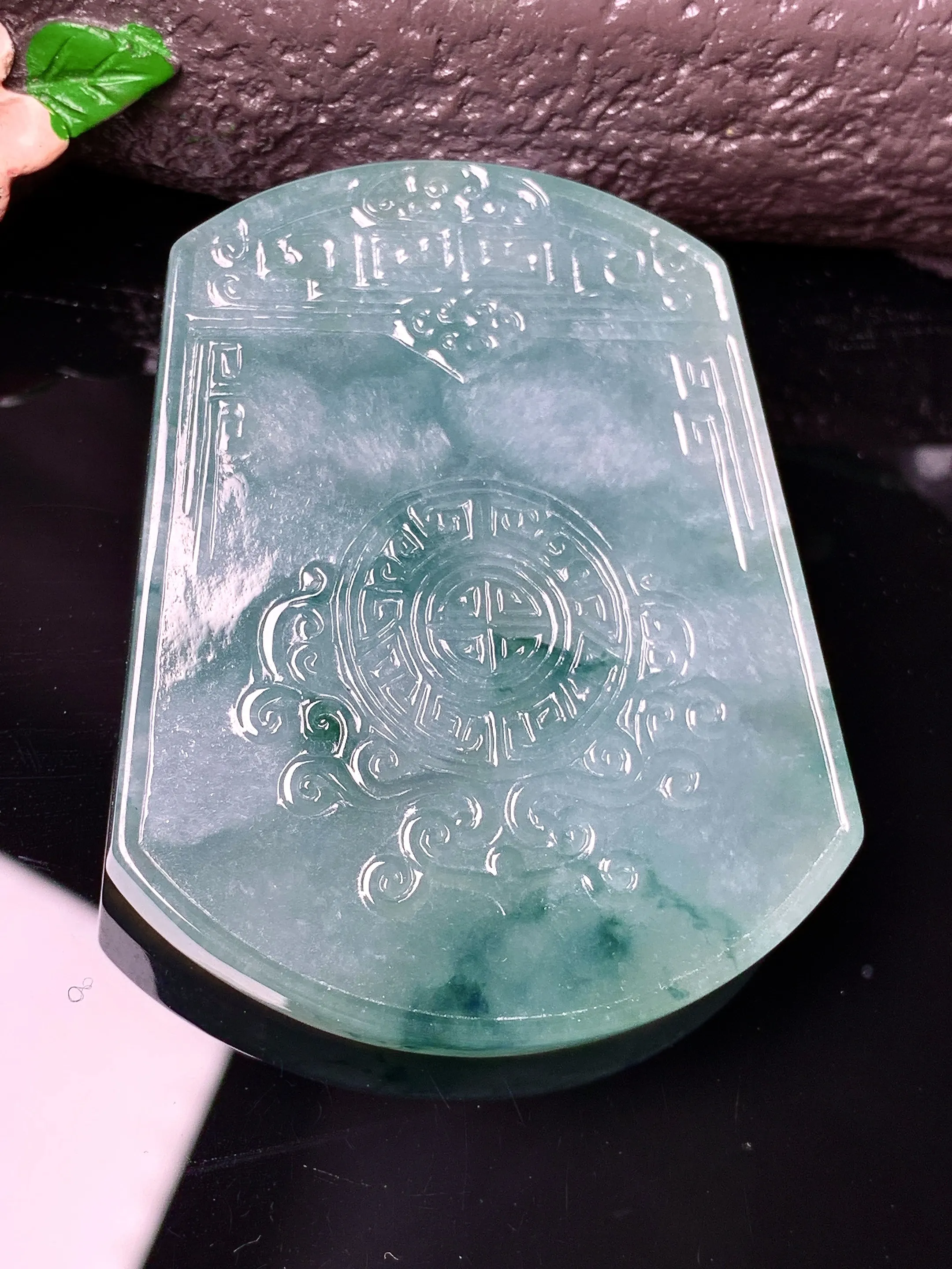 飘花雕花无事牌吊坠 玉质细腻 色泽艳丽清新 整体尺寸54.2*43.2*5.8