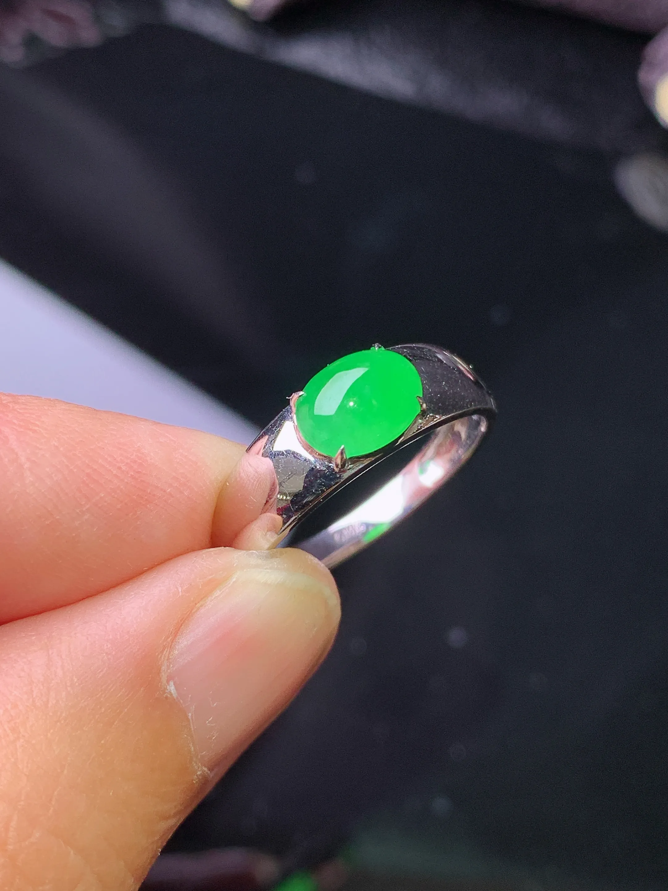 18k金镶嵌满绿蛋面戒指 玉质细腻 色泽艳丽清新 圈口14 裸石尺寸5.6*7.3*3.2