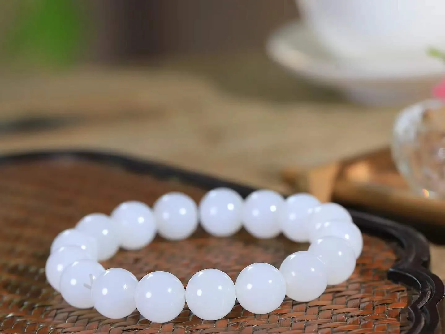 【珠圆玉润.手串】

精品️和田玉白玉珠圆玉润手串 玉质温润细腻  整串打磨圆润，佩戴舒适。珠珠落