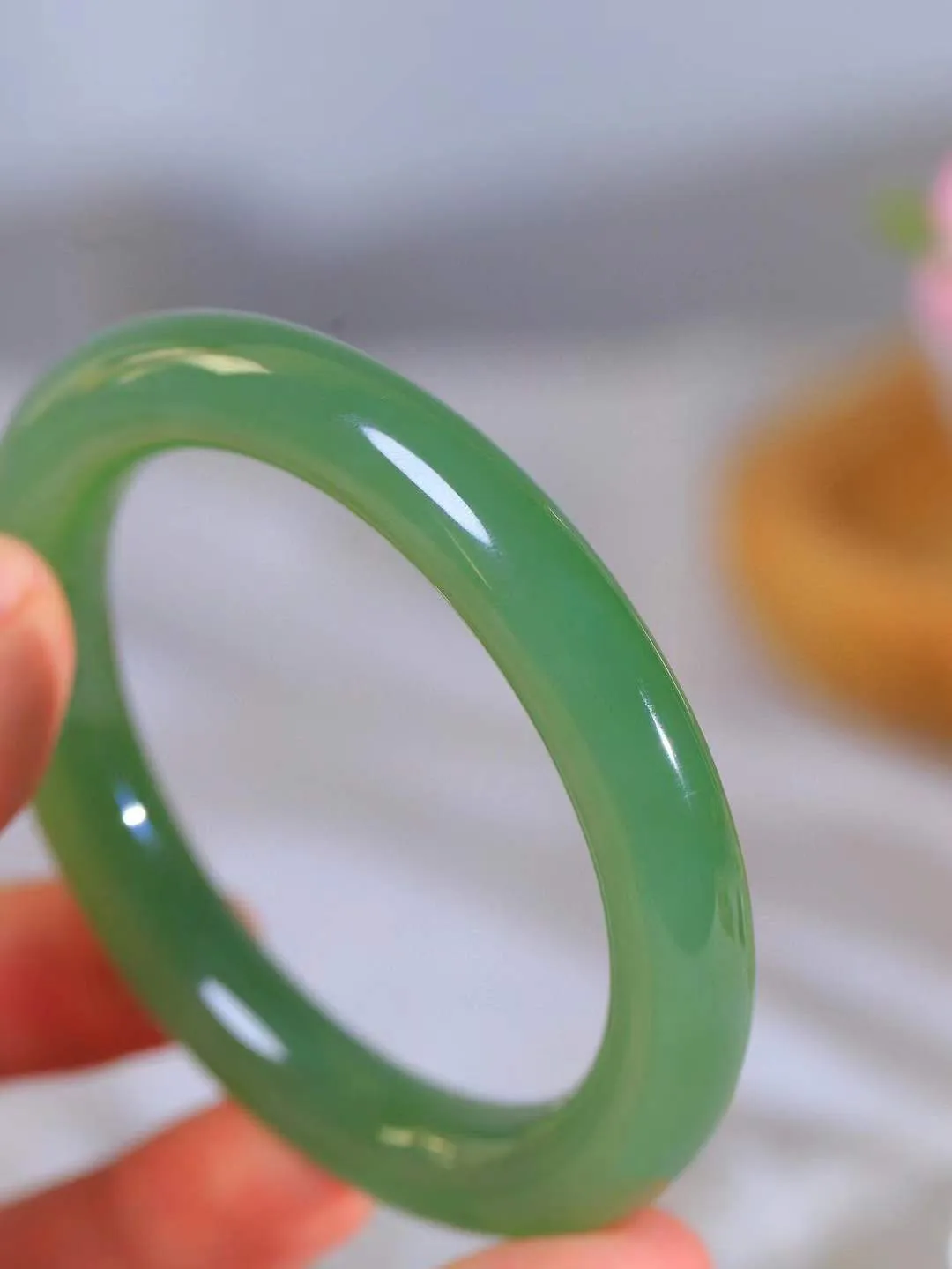 【玉佳人·手镯】

收藏级️和田玉碧玉圆条手镯 ，玉质细腻油润，做工细致精美，端庄素雅，亭亭玉立，芊芊素手。芊芊素手，怎能忘镯？秀美圆条，更显婀娜。内径56.5mm 尺寸10.5-10.5mm重56.7克6910880A
