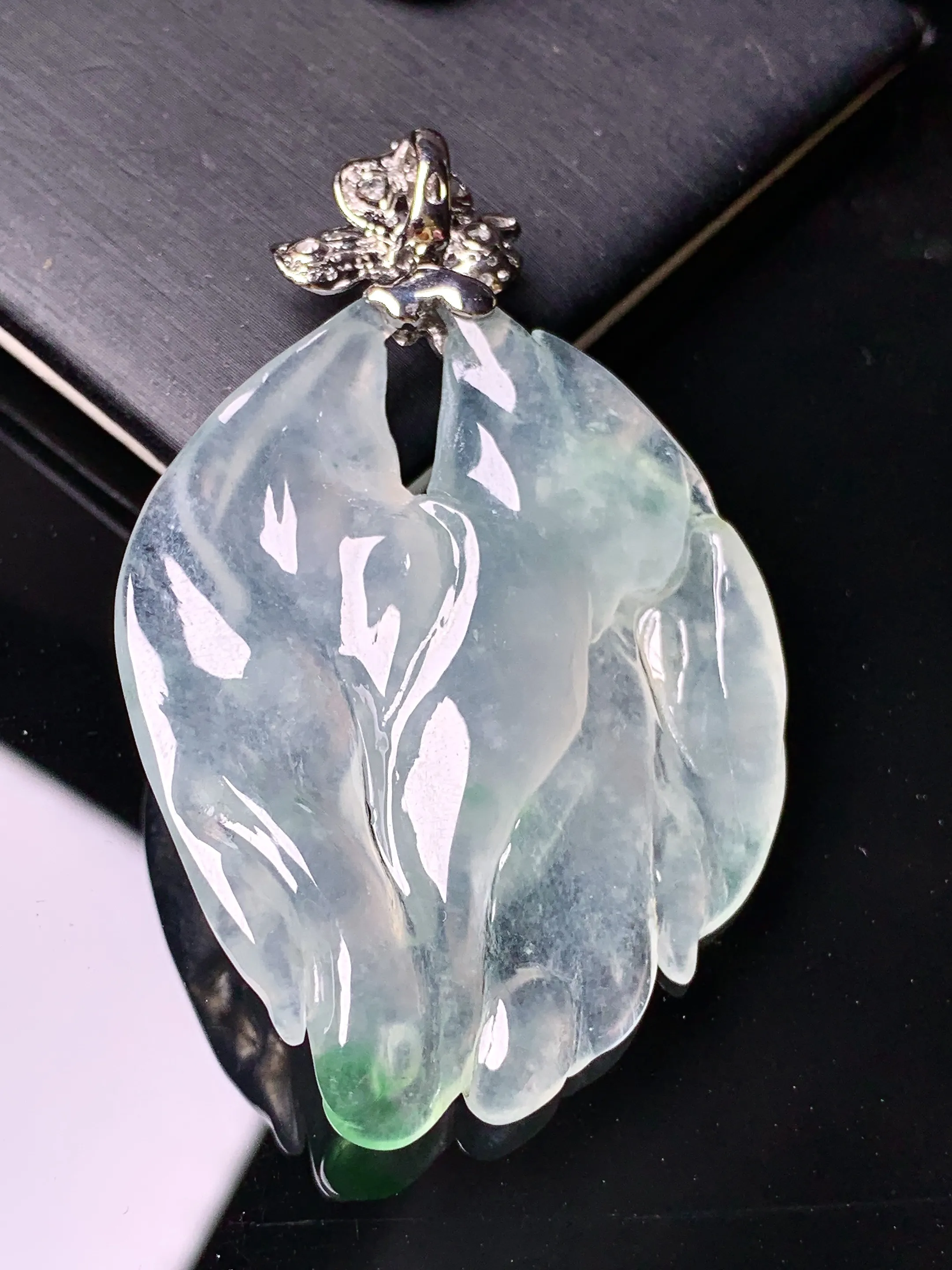 18k金钻镶嵌冰种翅膀吊坠 玉质细腻 色泽艳丽清新 整体尺寸57.5*37*8