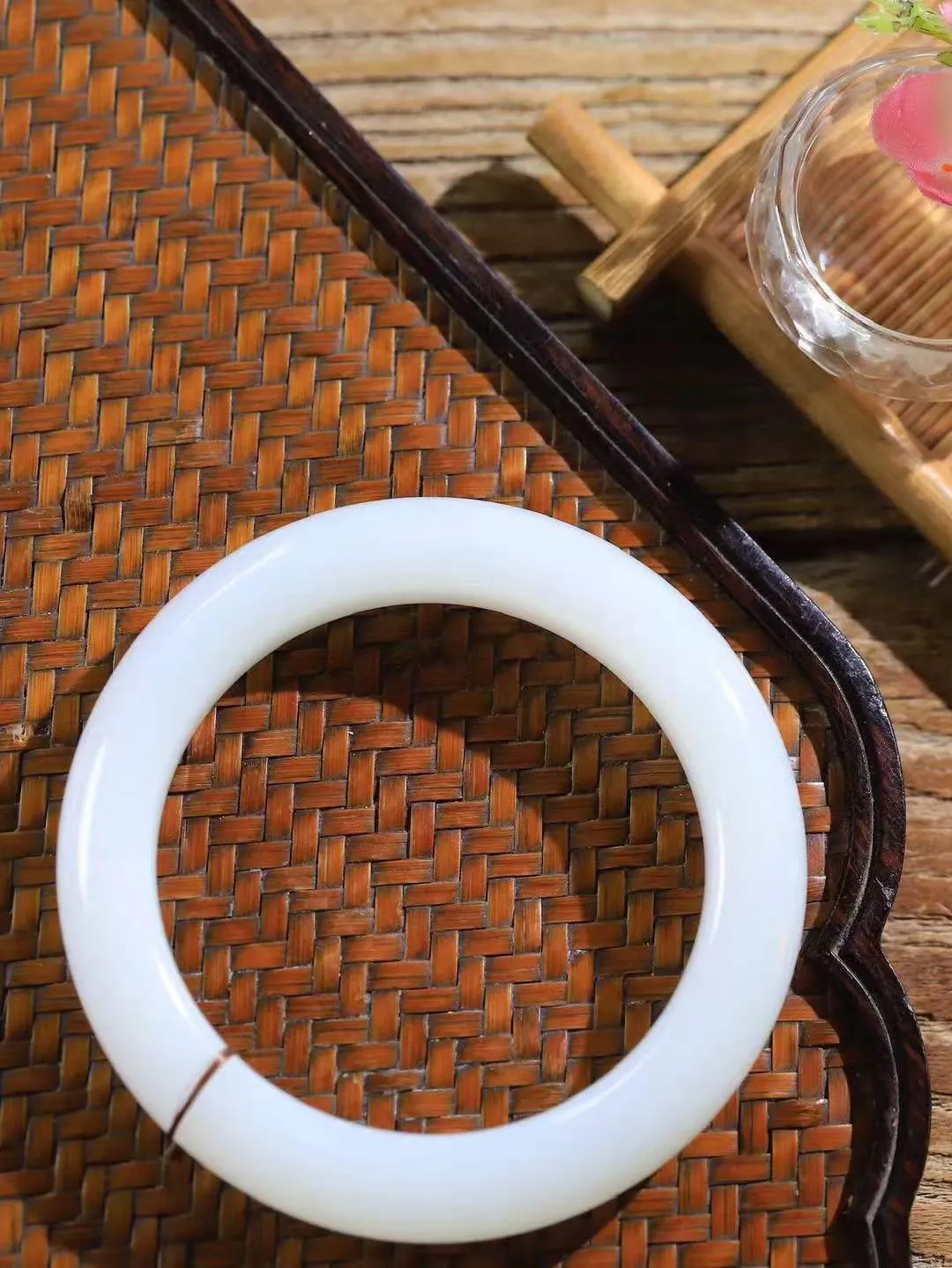 [温润如玉.手镯]

精品️和田玉白玉手镯。玉质温润细腻 油性十足 手感舒适，高华雅逸，线条流畅，简约大气，美自天成，素雅高贵。佩戴于腕间，婉约之美，举手投足间透出那份低调奢华。重73.5克 内径58mm尺寸13-10.7mm 7812814A