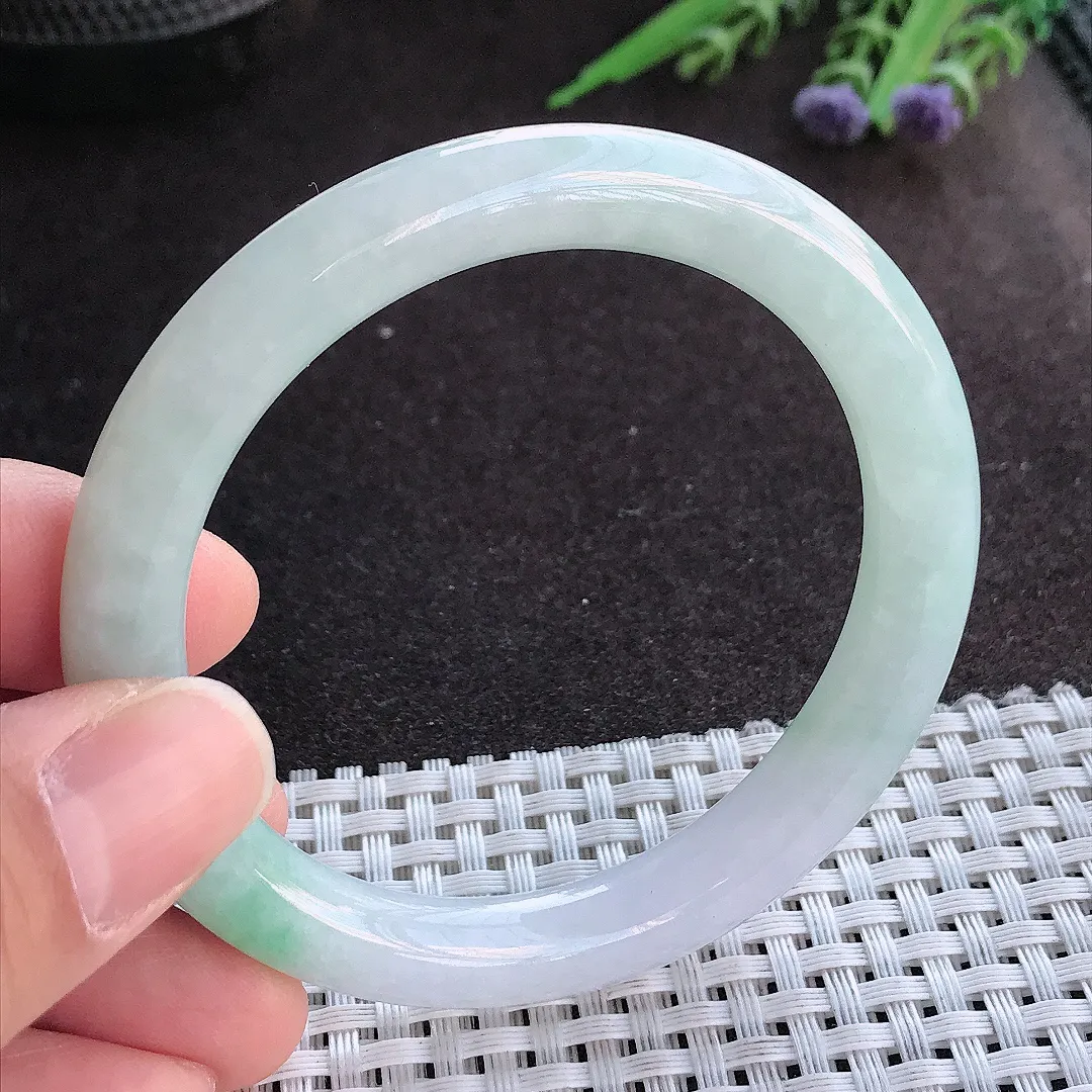 实拍A货翡翠55/8.8老坑清秀温润浅绿色圆条手镯玉镯手环