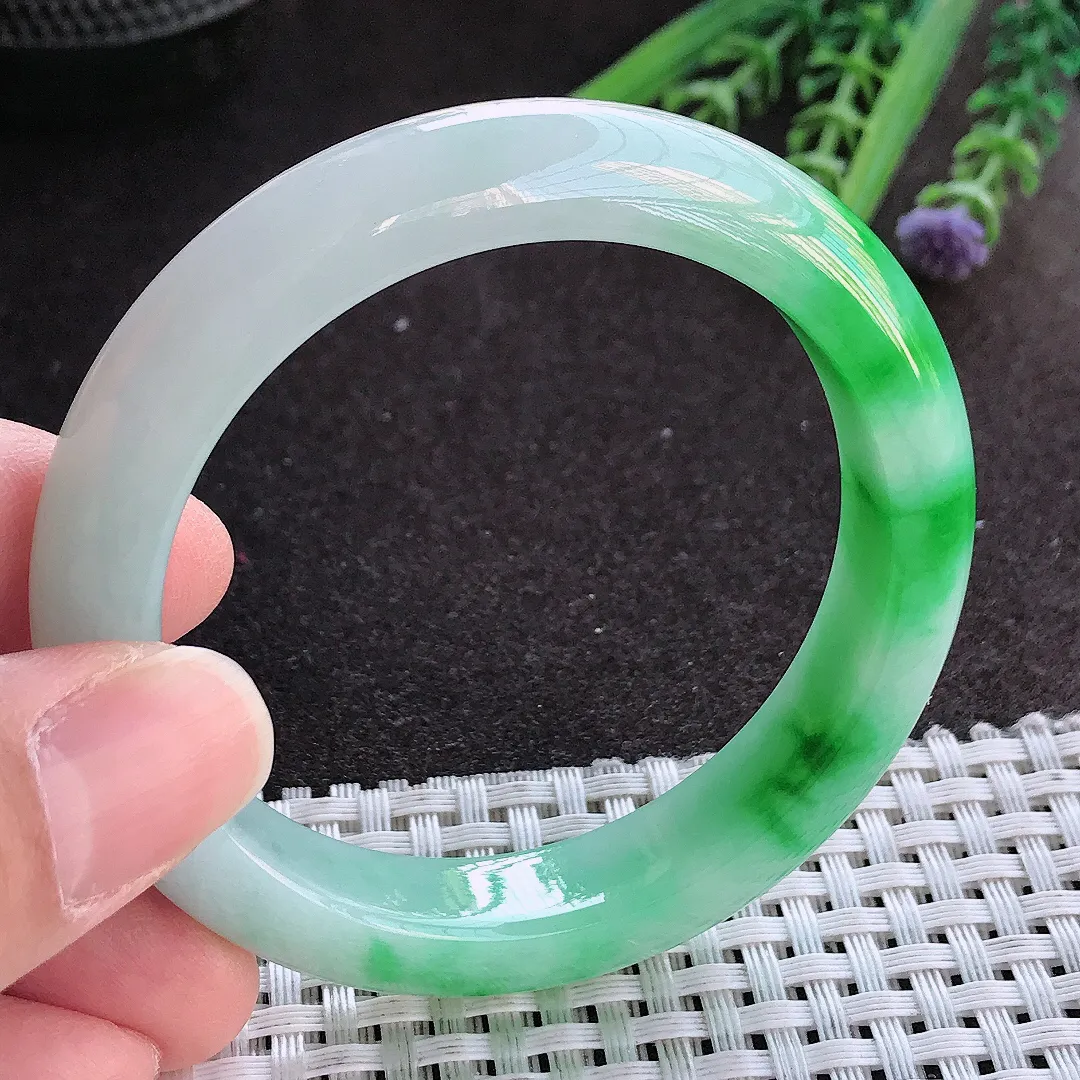 实拍A货翡翠52.5/11.3/8.3老坑精美冰润辣阳绿手镯宽边玉镯手环