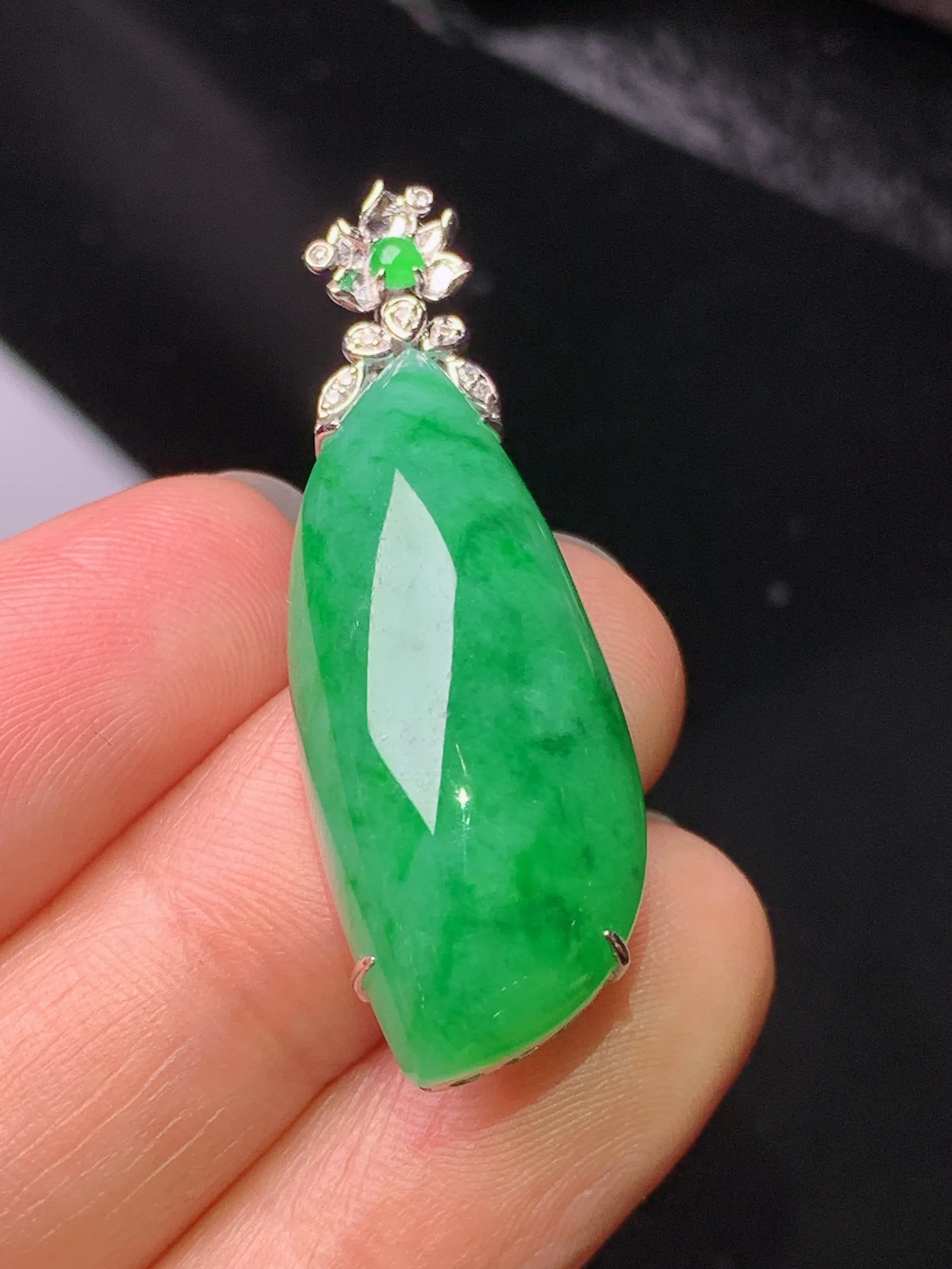 18k金钻镶嵌飘绿福瓜吊坠 玉质细腻 色泽艳丽清新 整体尺寸38.8*12.8*9.2