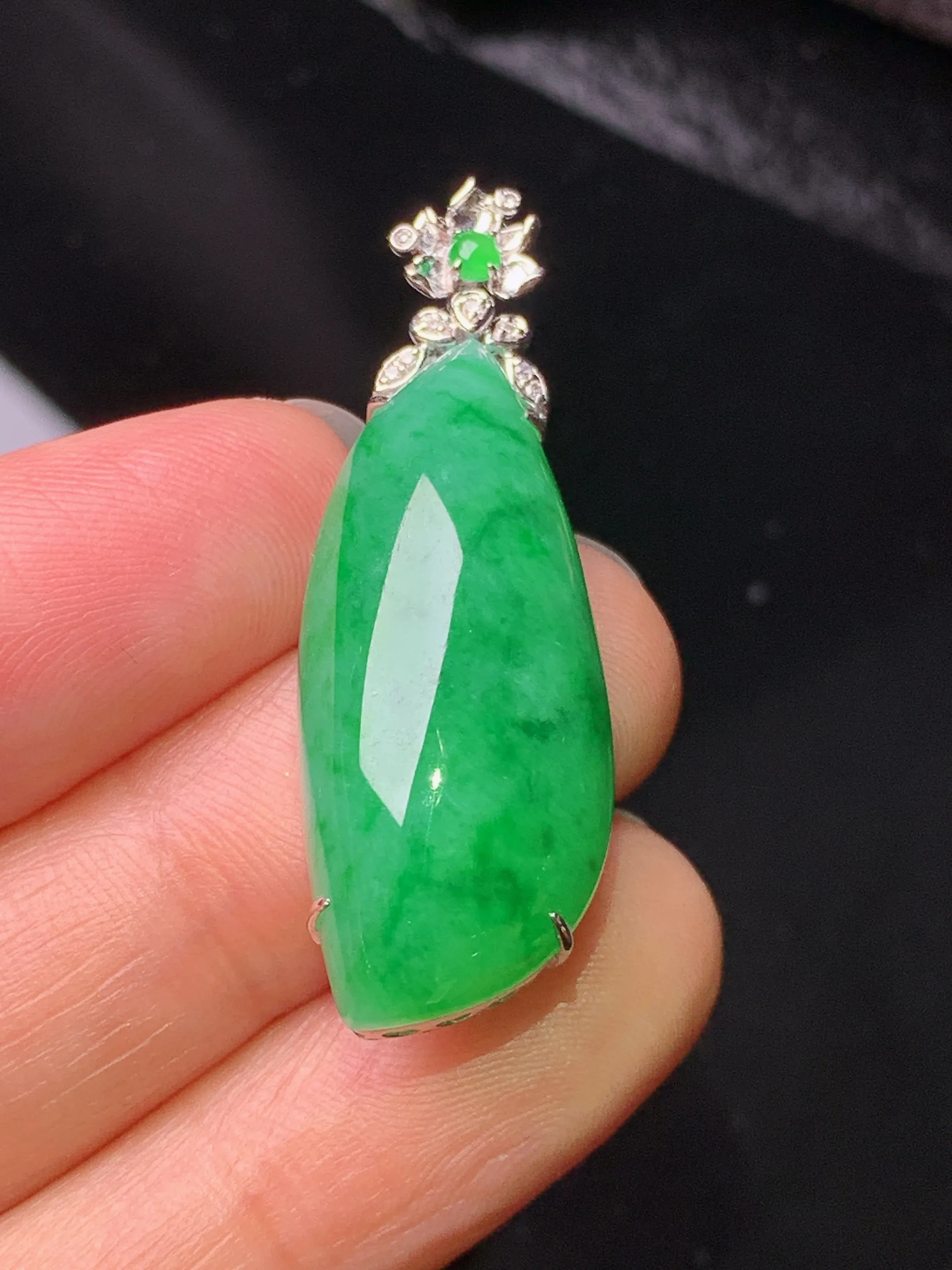 18k金钻镶嵌飘绿福瓜吊坠 玉质细腻 色泽艳丽清新 整体尺寸38.8*12.8*9.2