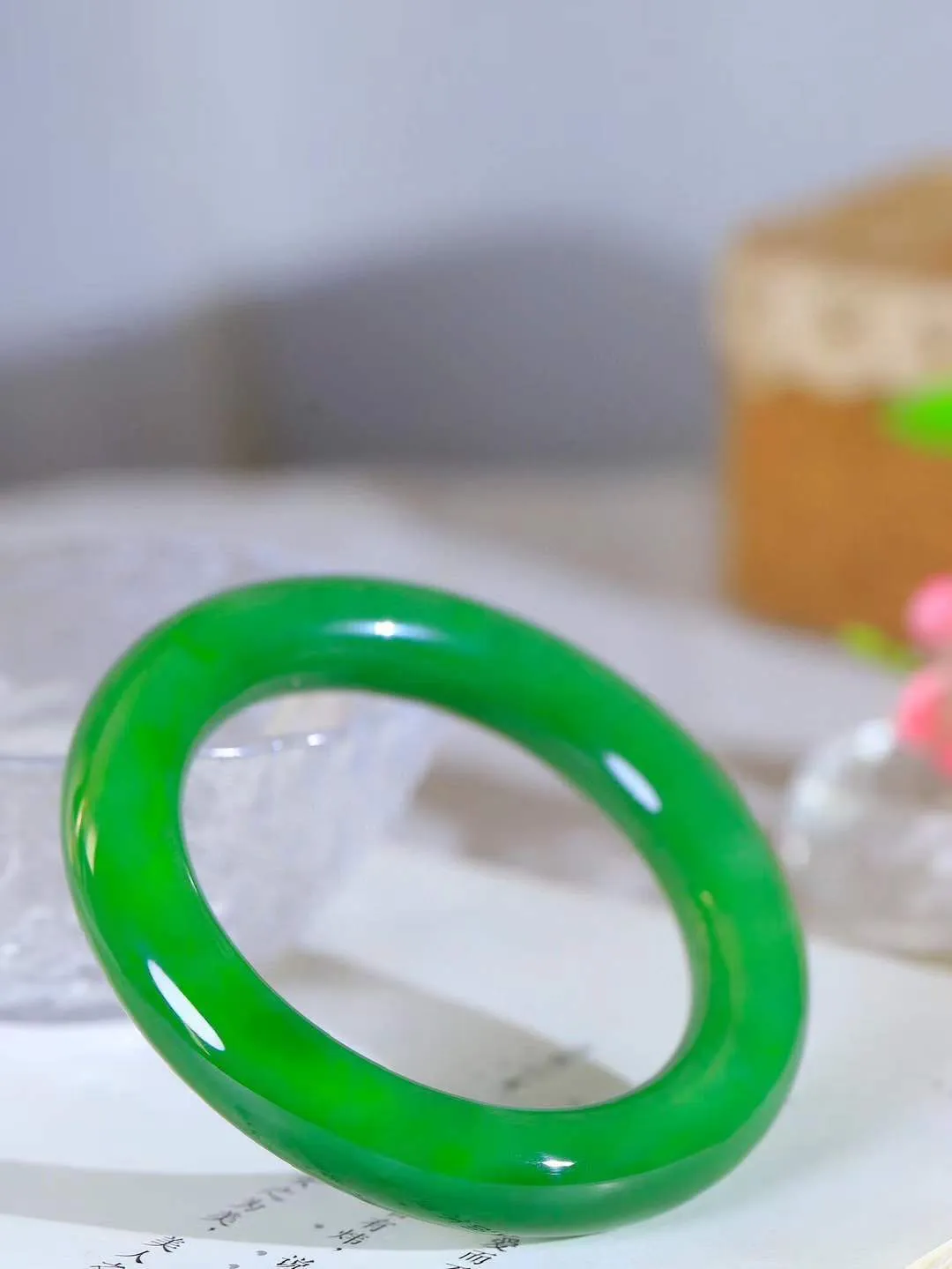 【柔情素语·手镯】

典藏级臻品️️和田玉碧玉圆条手镯，玉质细腻温润，手感舒适，️线条流畅，简约大气，美自天成，佩戴于腕间，婉约之美，举手投足间透出那份低调奢华，醉人心扉。重76.5克 内径圈口55.5mm  尺寸12.3-12.3mm   FDA-5516800