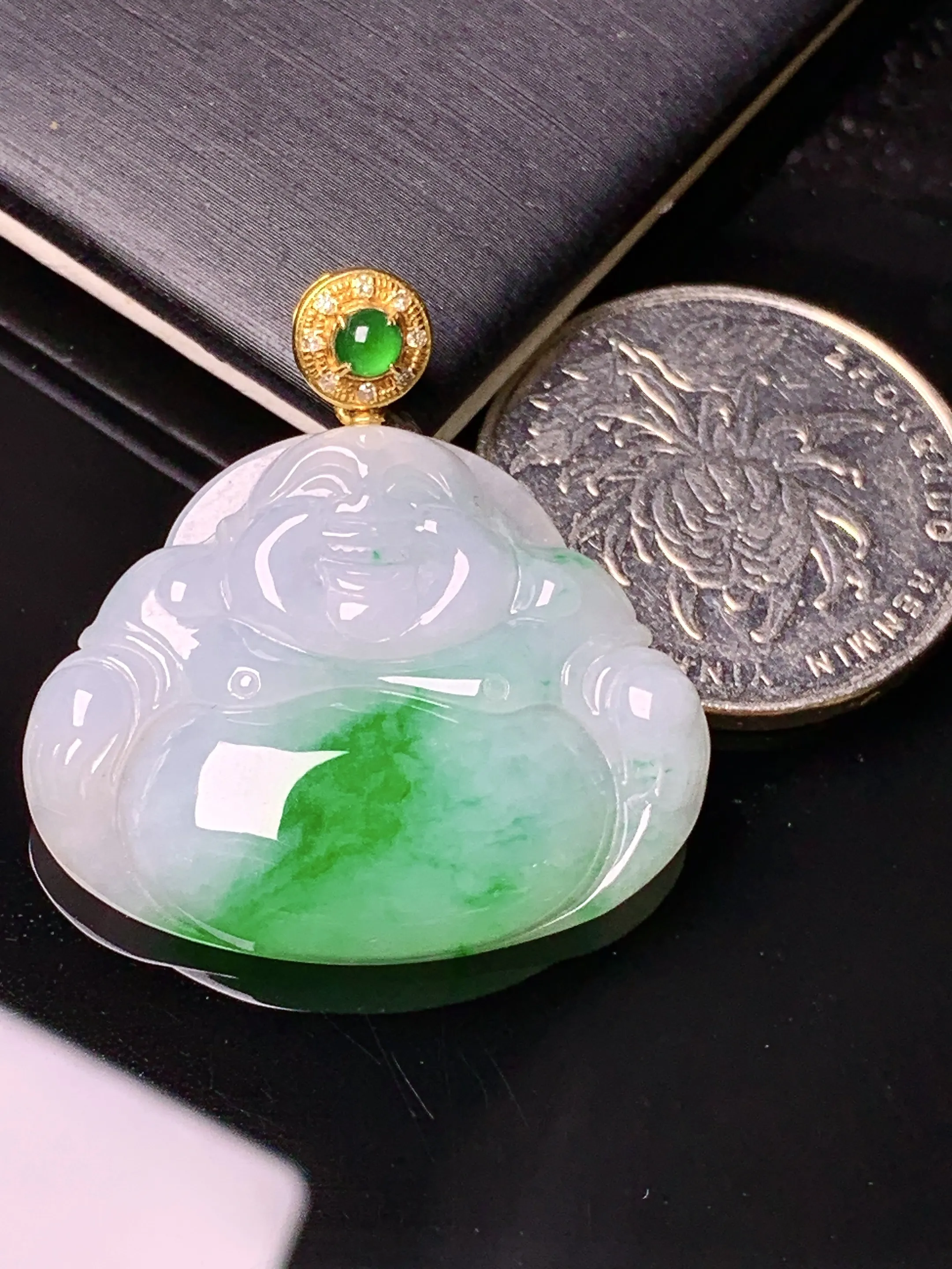18k金钻镶嵌飘绿佛公吊坠 玉质细腻 色泽艳丽清新 整体尺寸32.3*30.5*5.8