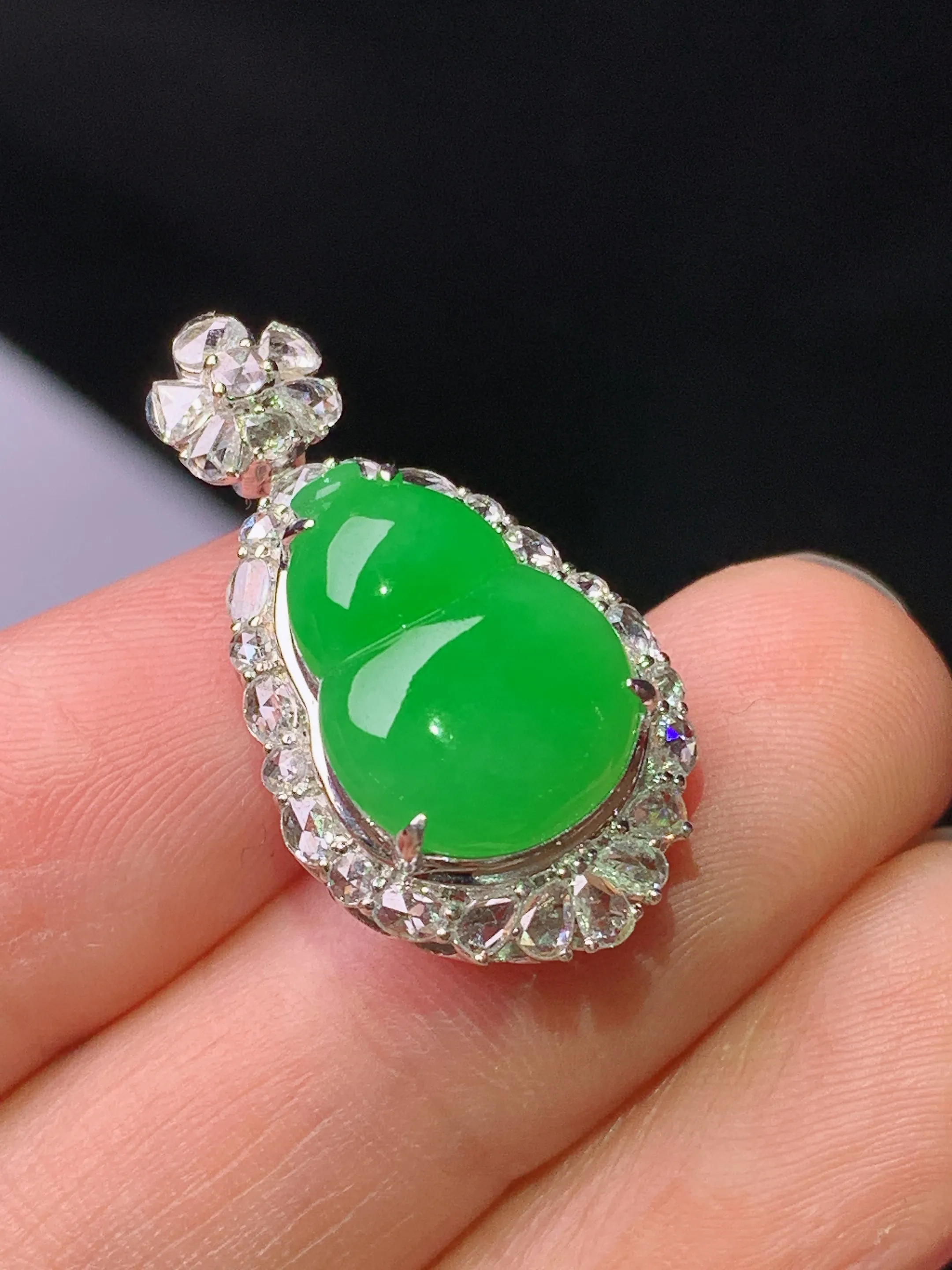 18k金钻镶嵌满绿葫芦吊坠 玉质细腻 色泽艳丽清新 整体尺寸26.8*14.5*10.2