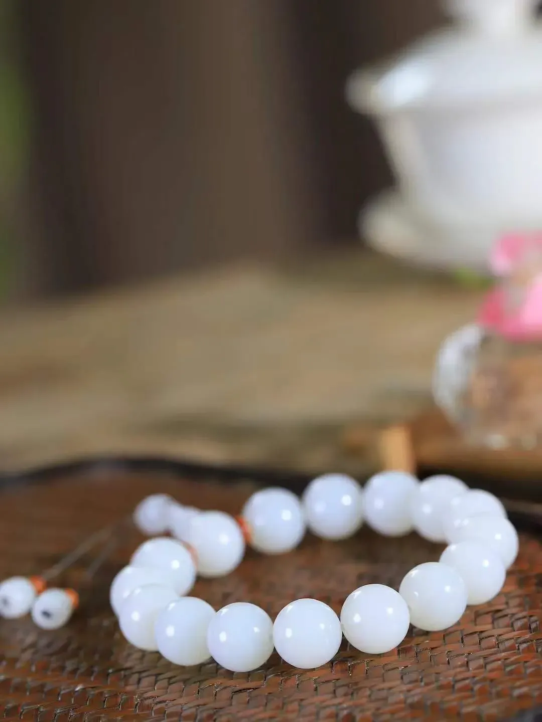 【珠圆玉润.手串】

精品️和田玉白玉珠圆玉润手串 玉质温润细腻  整串打磨圆润，佩戴舒适。珠珠落玉盘，间关莺语花底滑，一生美好时光，无论身在何处，都有它相伴相守。事事顺遂，幸福美满，吉祥如意。重51克 尺寸取一12.5mm  FDA-2210833