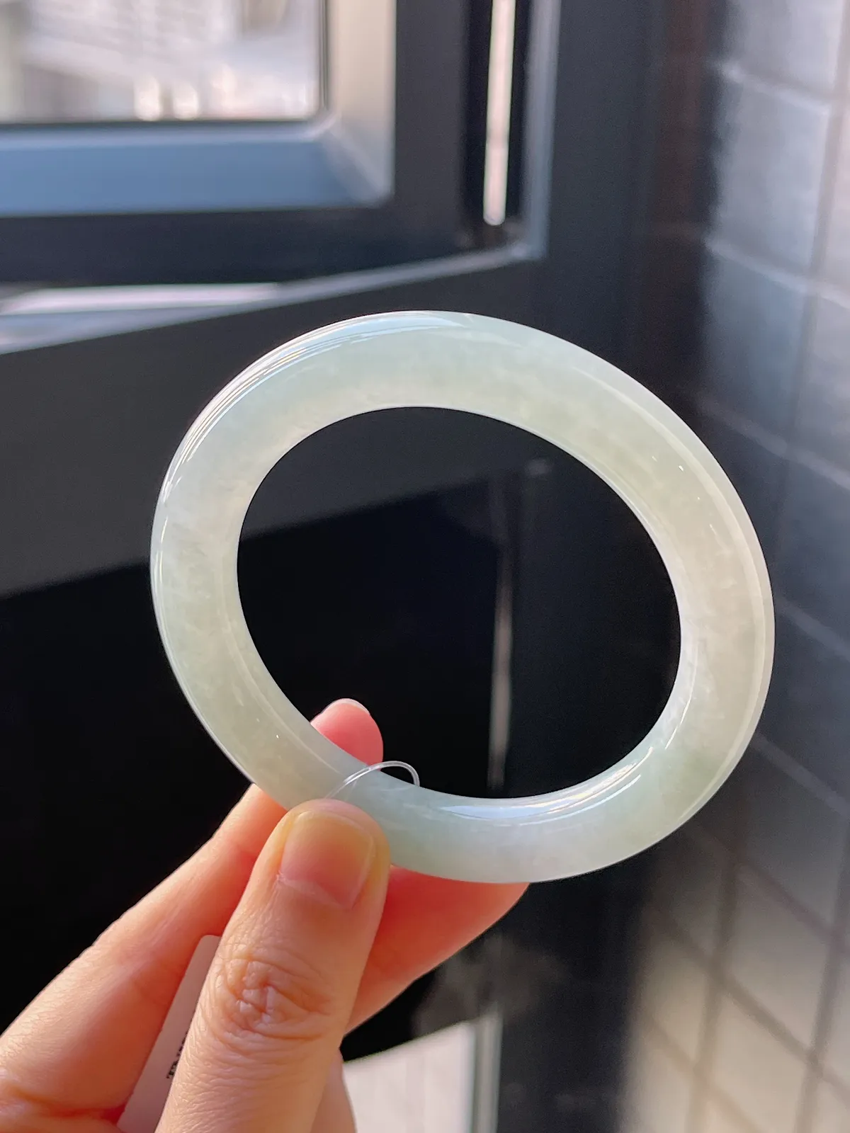 圆镯55.5圈口，翡翠冰糯种淡绿色手镯