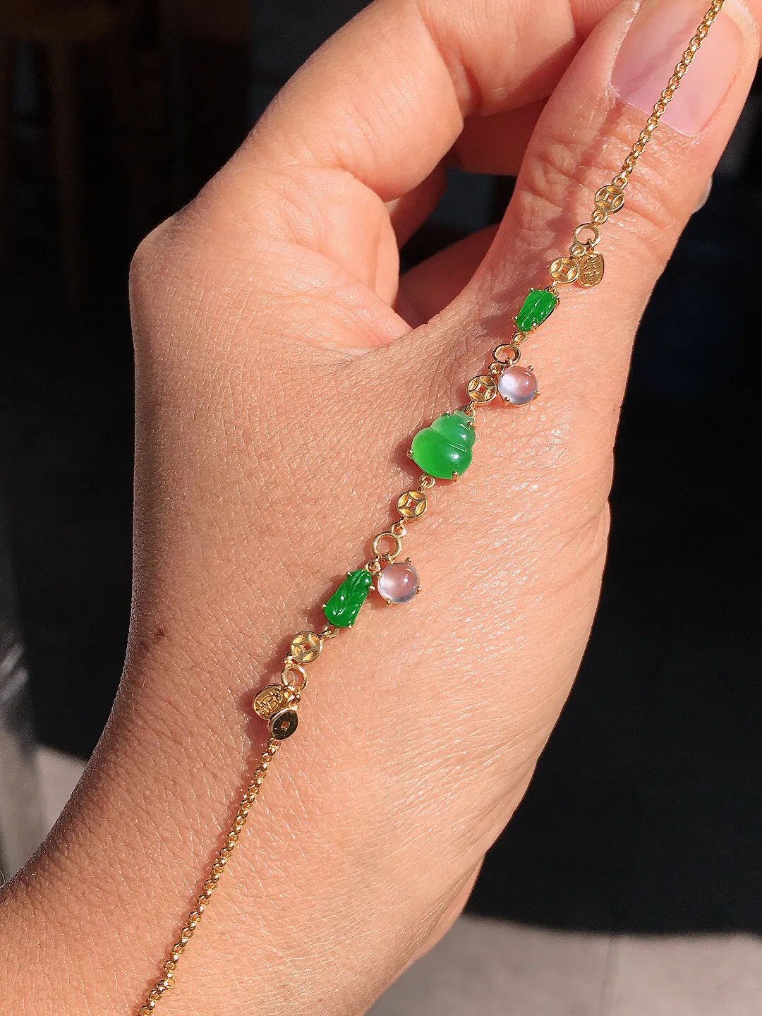 阳绿葫芦手链，色泽均匀艳丽，玉质细腻，荧光感超
强，饱满圆润，尽显优雅气质，18k
金豪华镶嵌